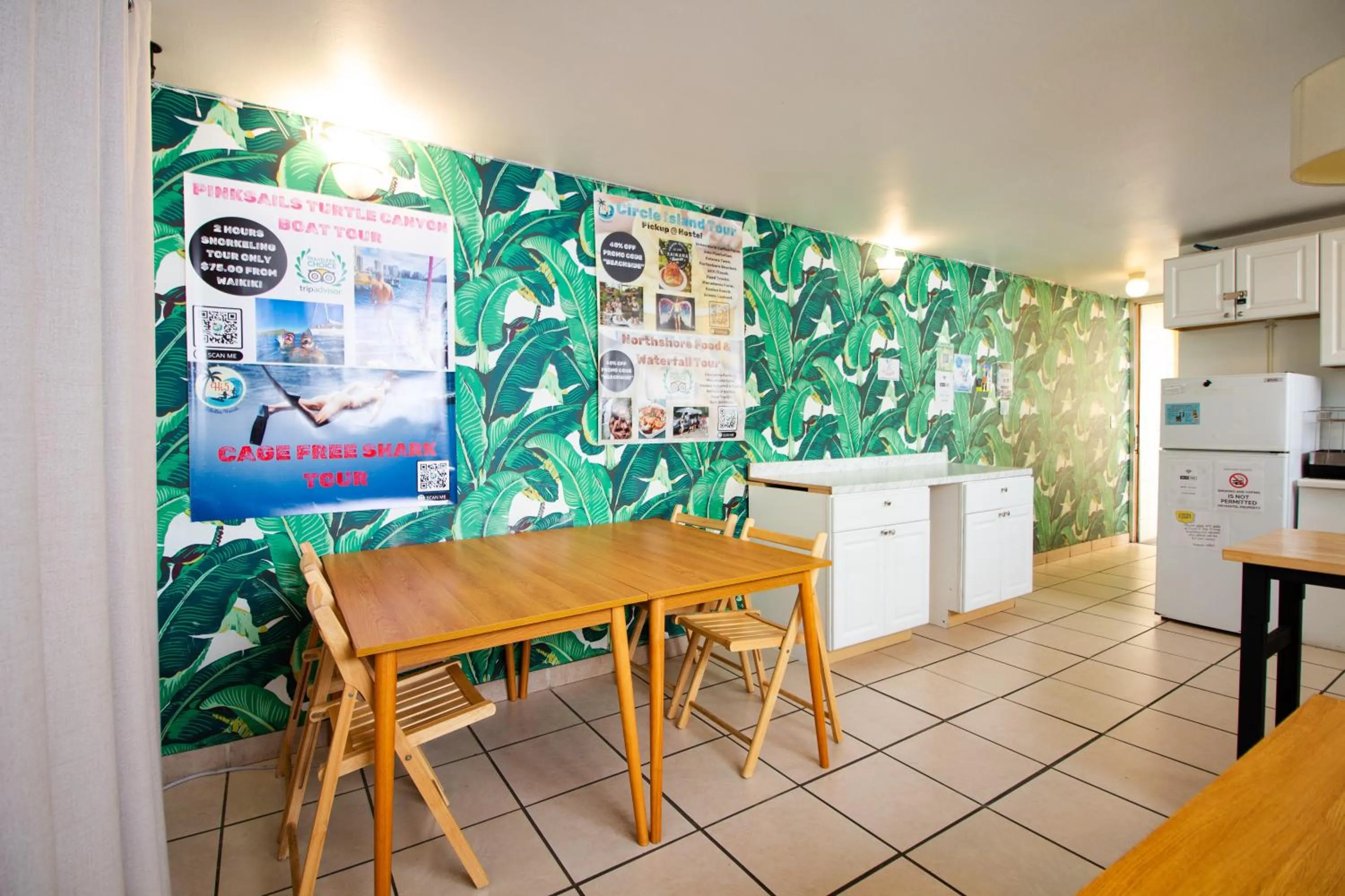 Kitchen or kitchenette in Waikiki Beachside Hostel