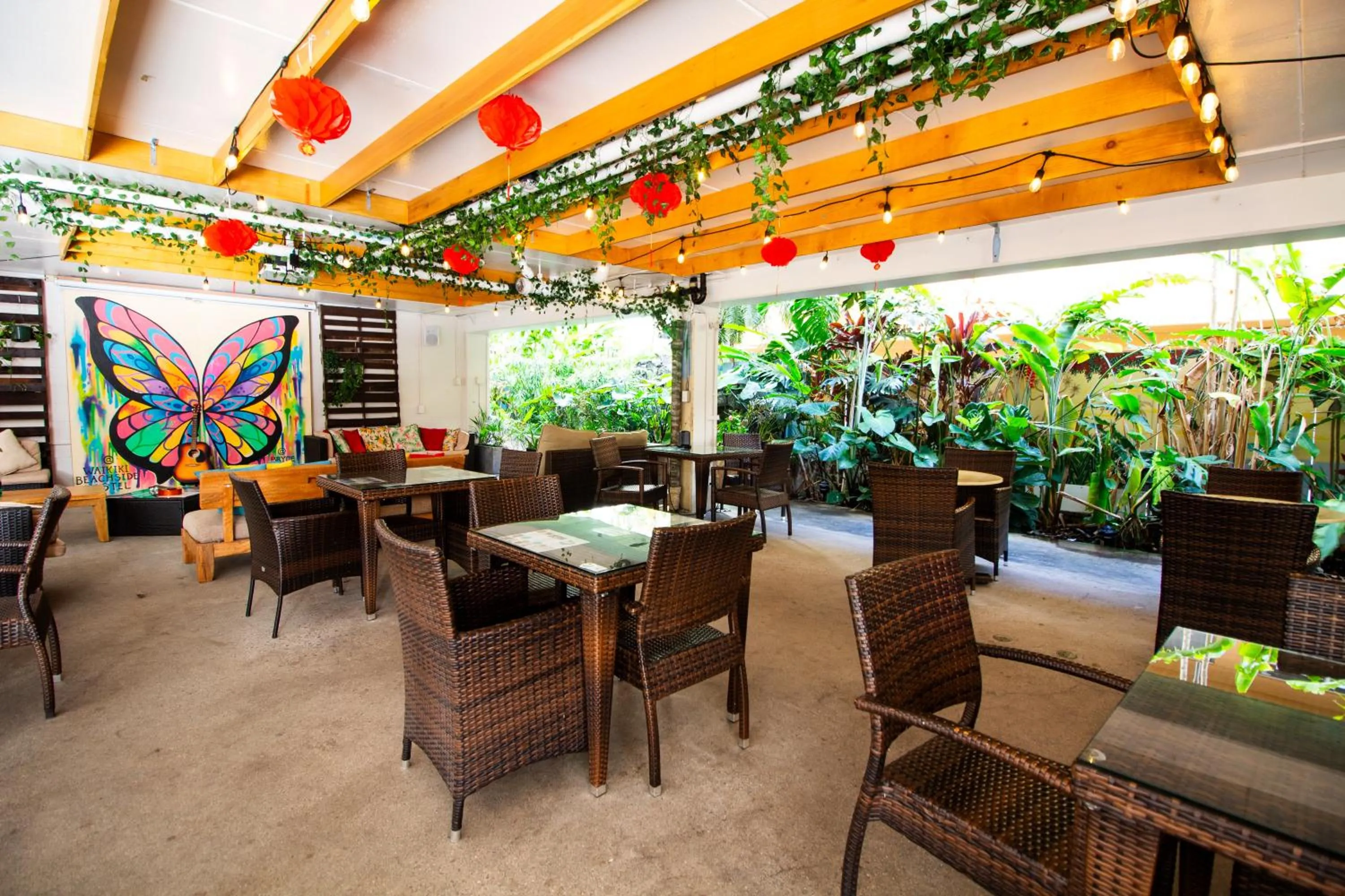 Waikiki Beachside Hostel