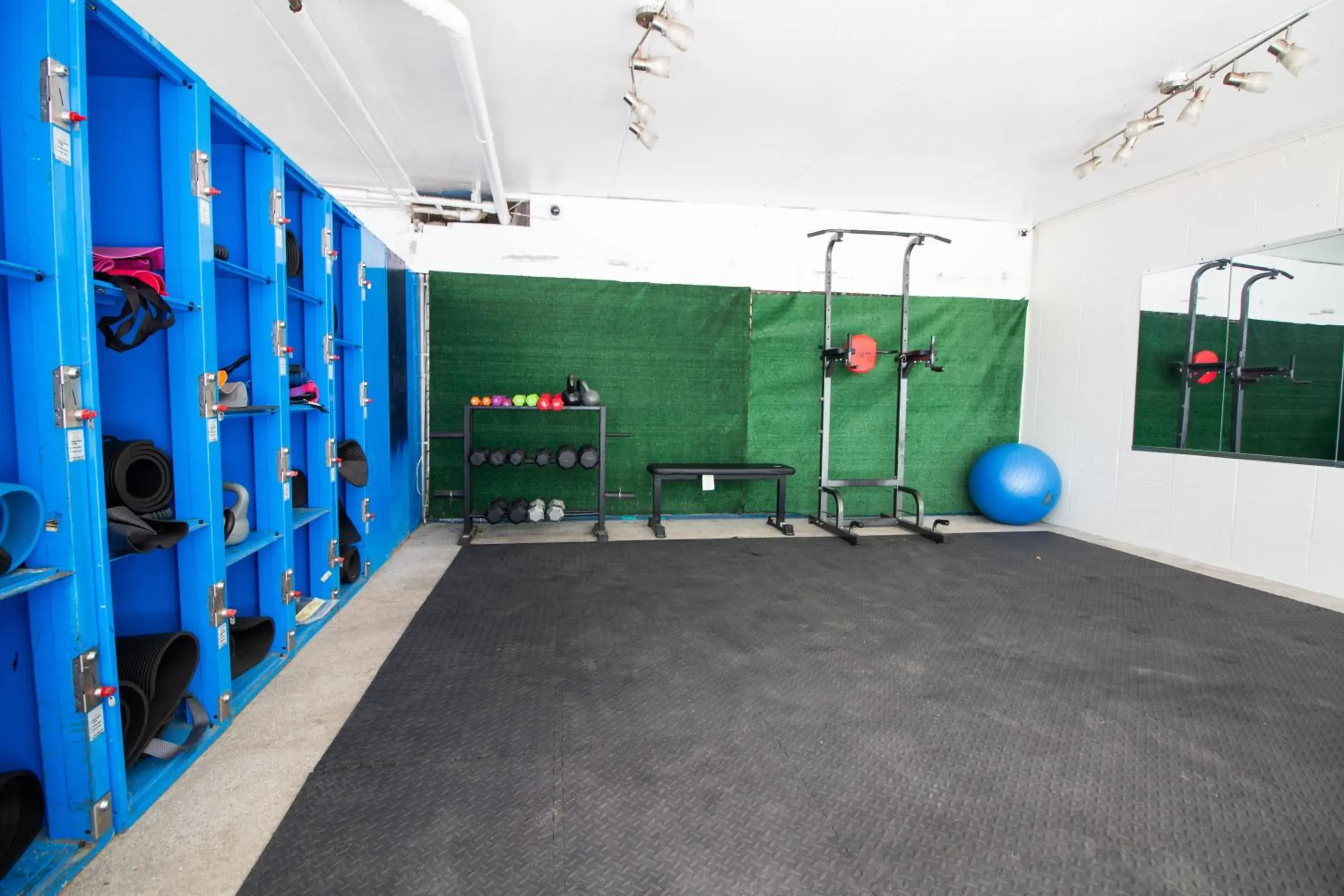 Fitness centre/facilities in Waikiki Beachside Hostel Fitness centre/facilities in Waikiki Beachside Hostel