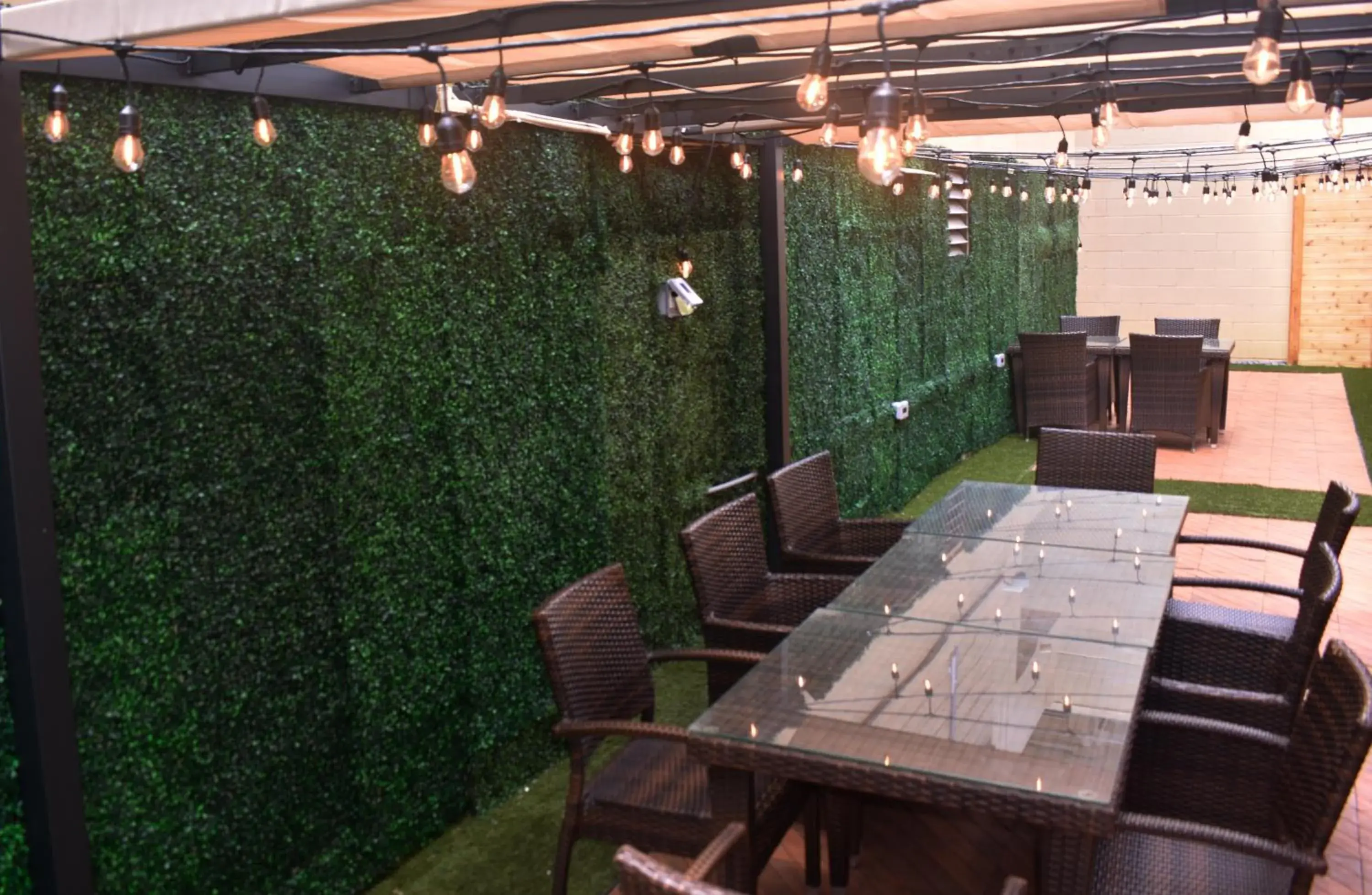 Property building in Waikiki Beachside Hostel Property building in Waikiki Beachside Hostel