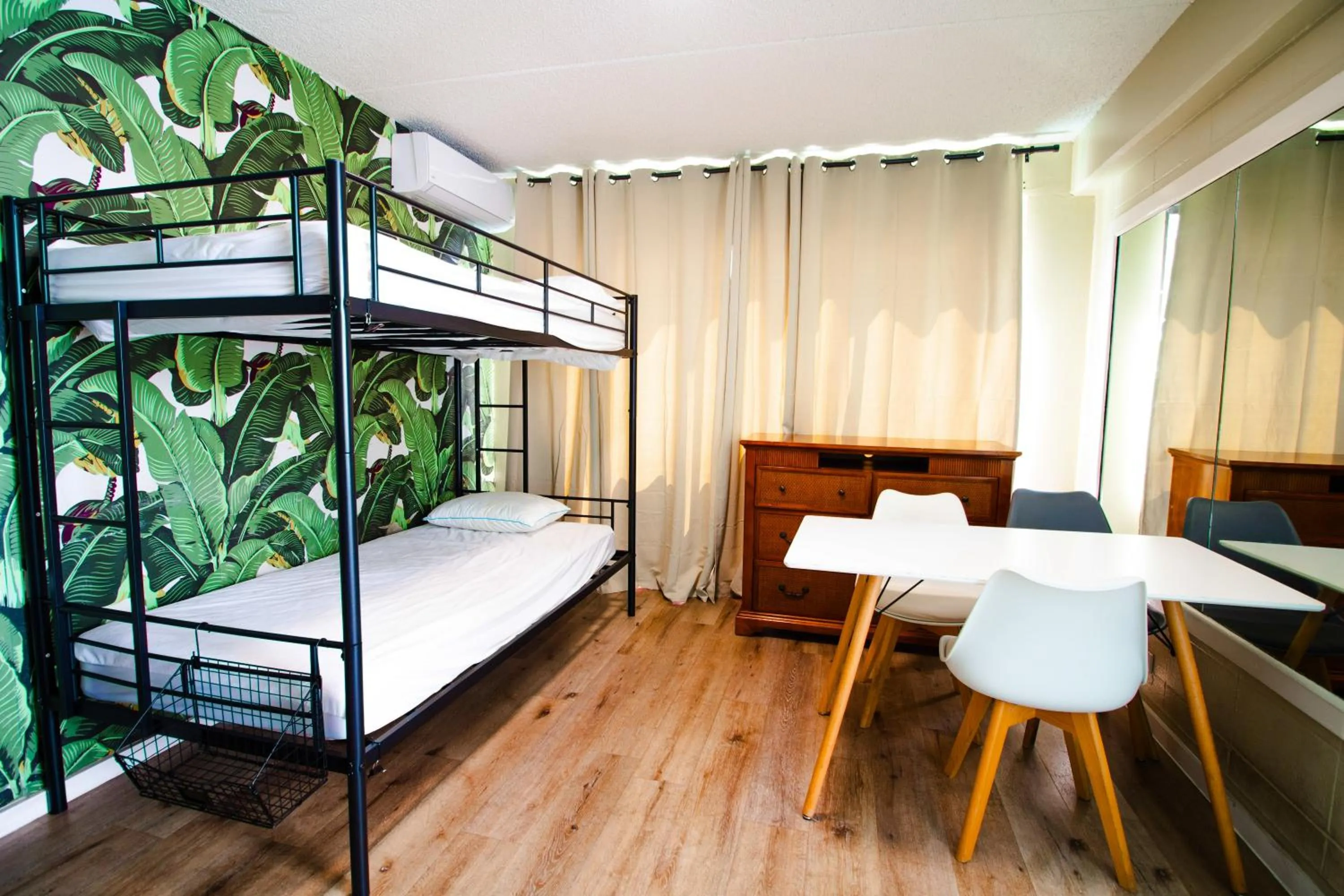 Bed in Waikiki Beachside Hostel