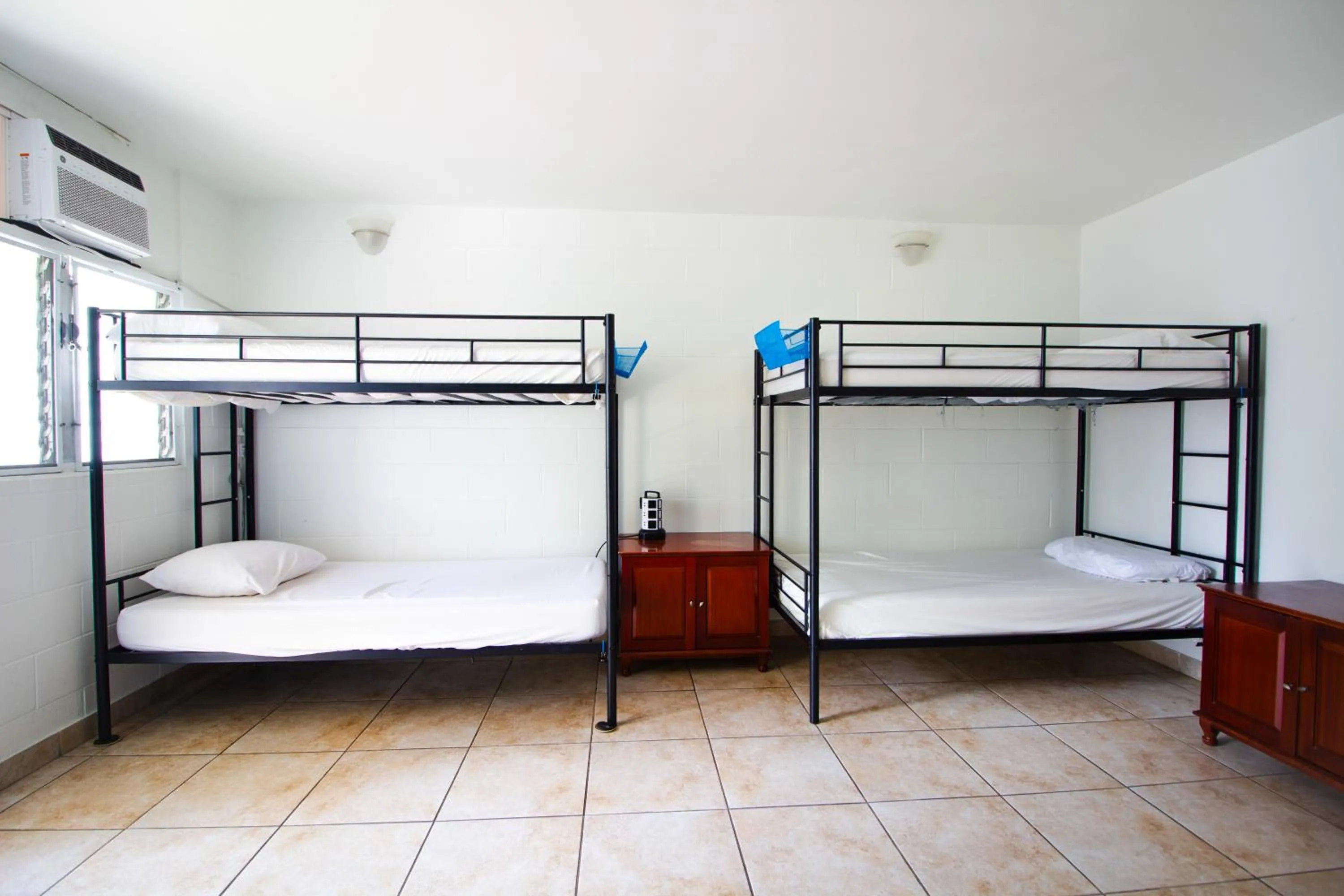 Bed in Waikiki Beachside Hostel