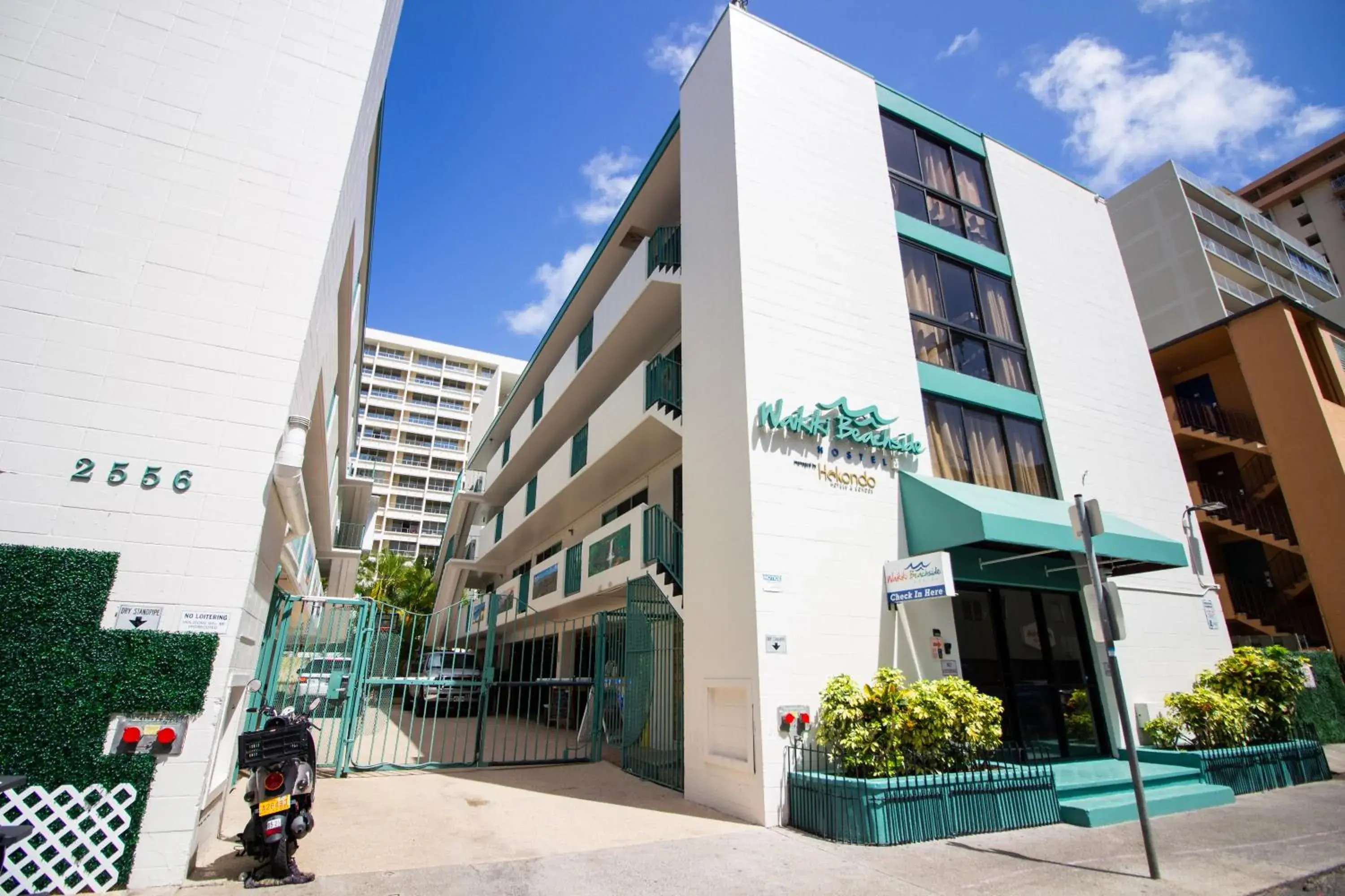 Property building in Waikiki Beachside Hostel Property building in Waikiki Beachside Hostel