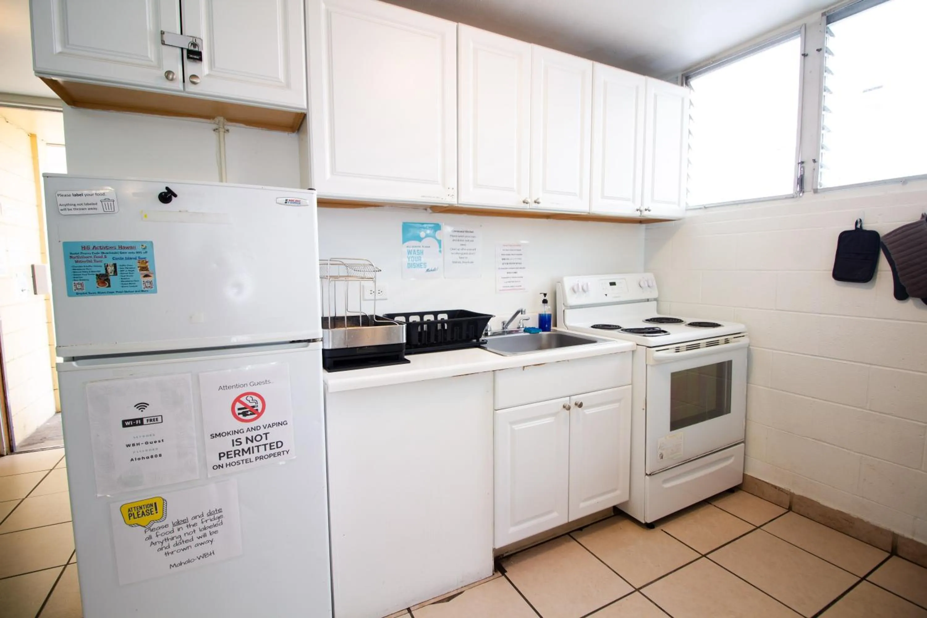 Kitchen or kitchenette in Waikiki Beachside Hostel