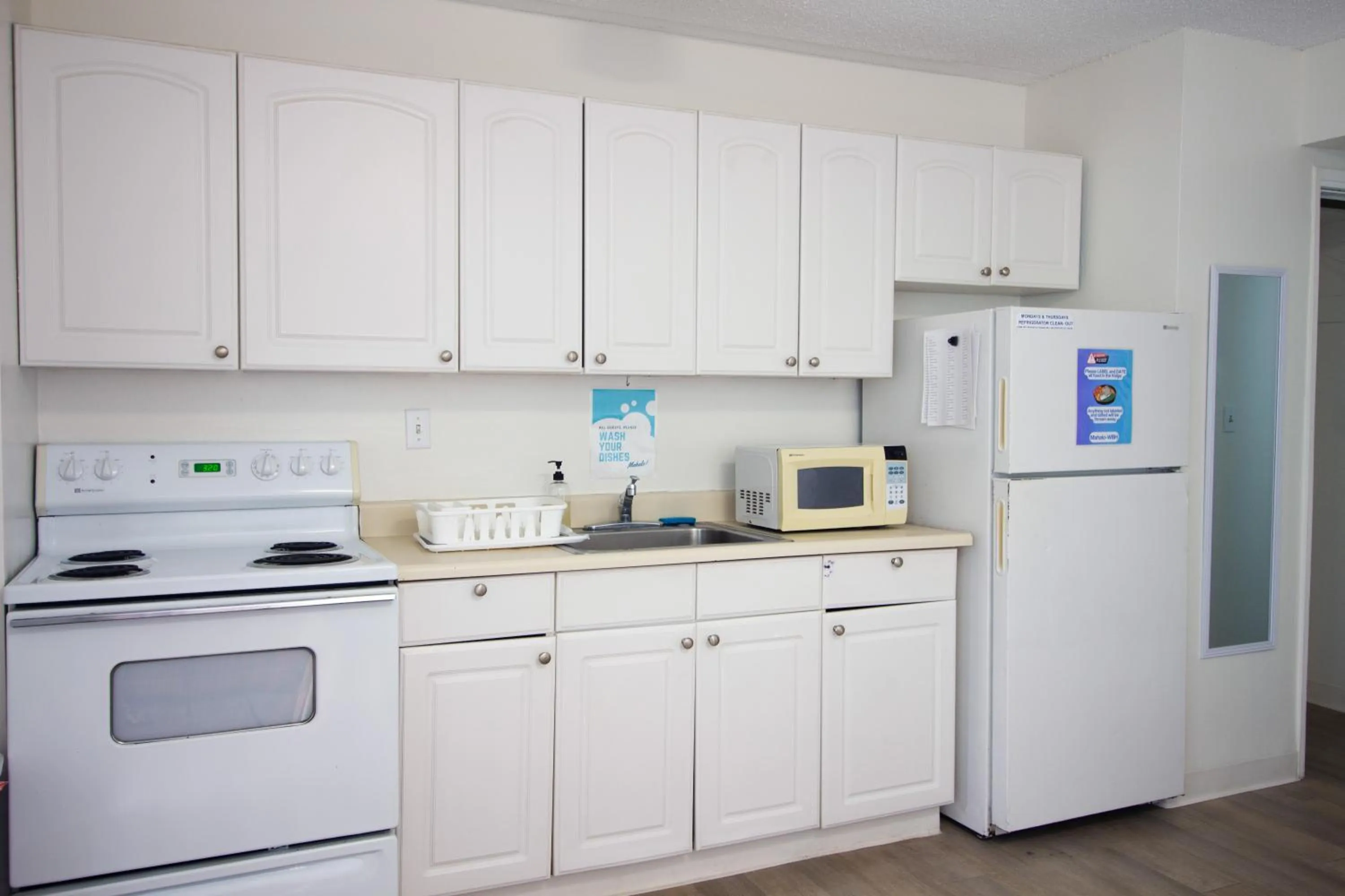 kitchen in Waikiki Beachside Hostel