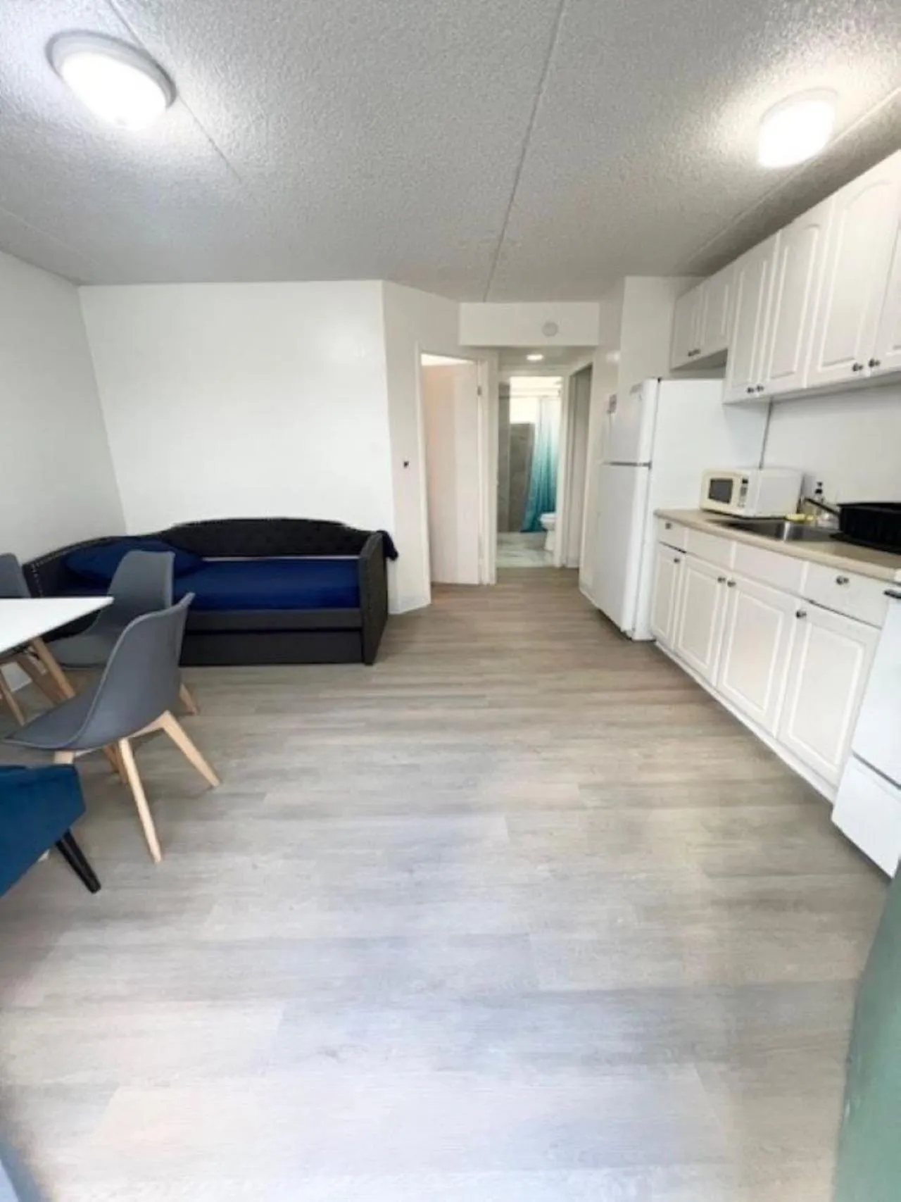 kitchen in Waikiki Beachside Hostel