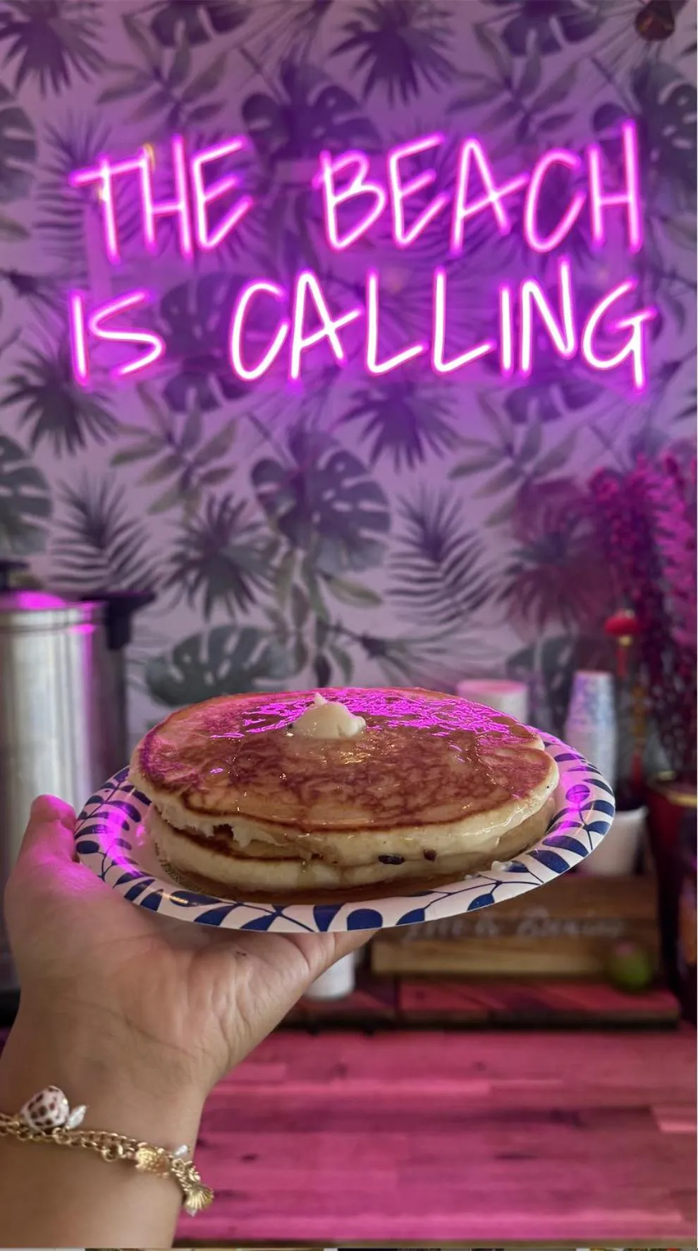 Breakfast in Waikiki Beachside Hostel