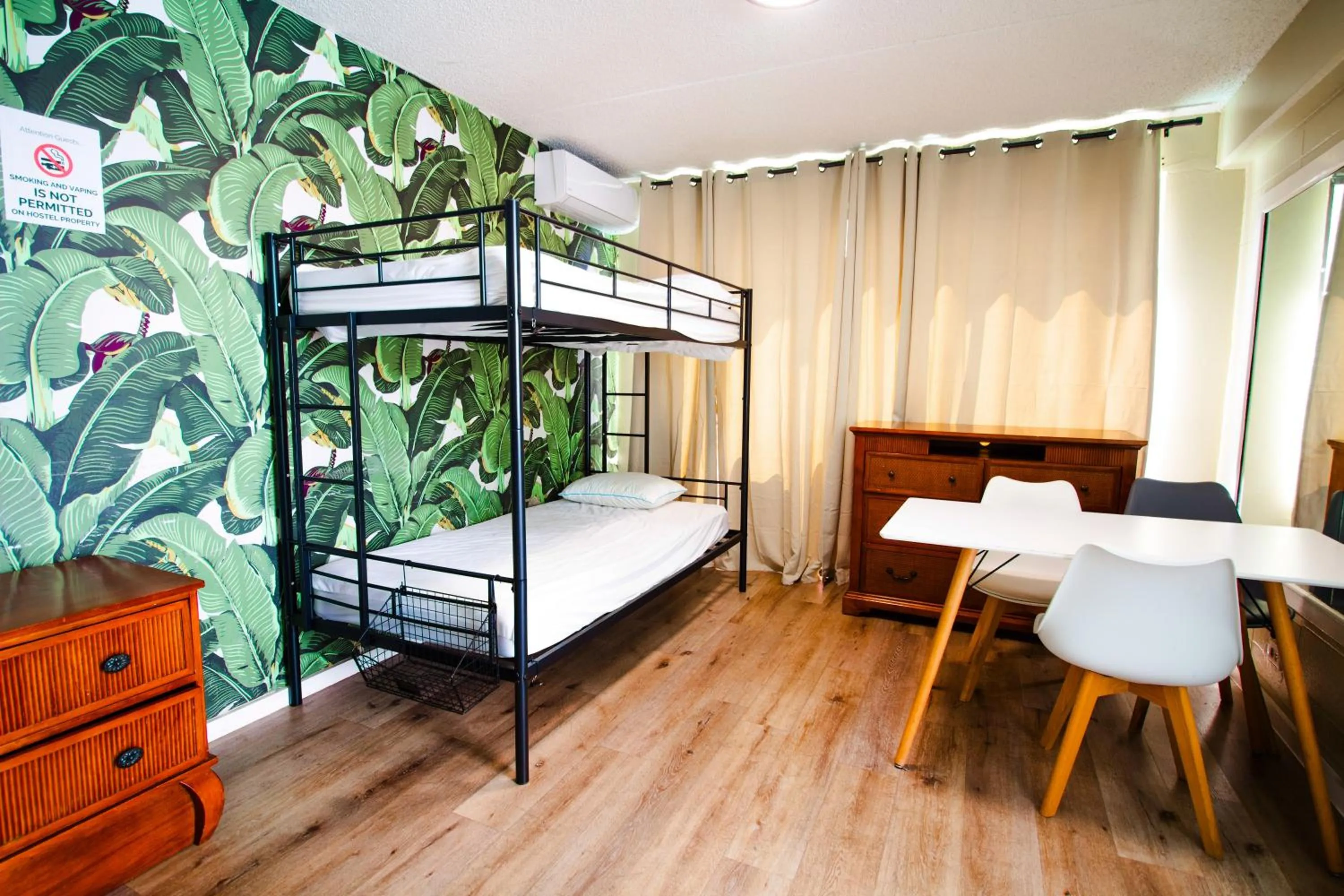 Bed in Waikiki Beachside Hostel