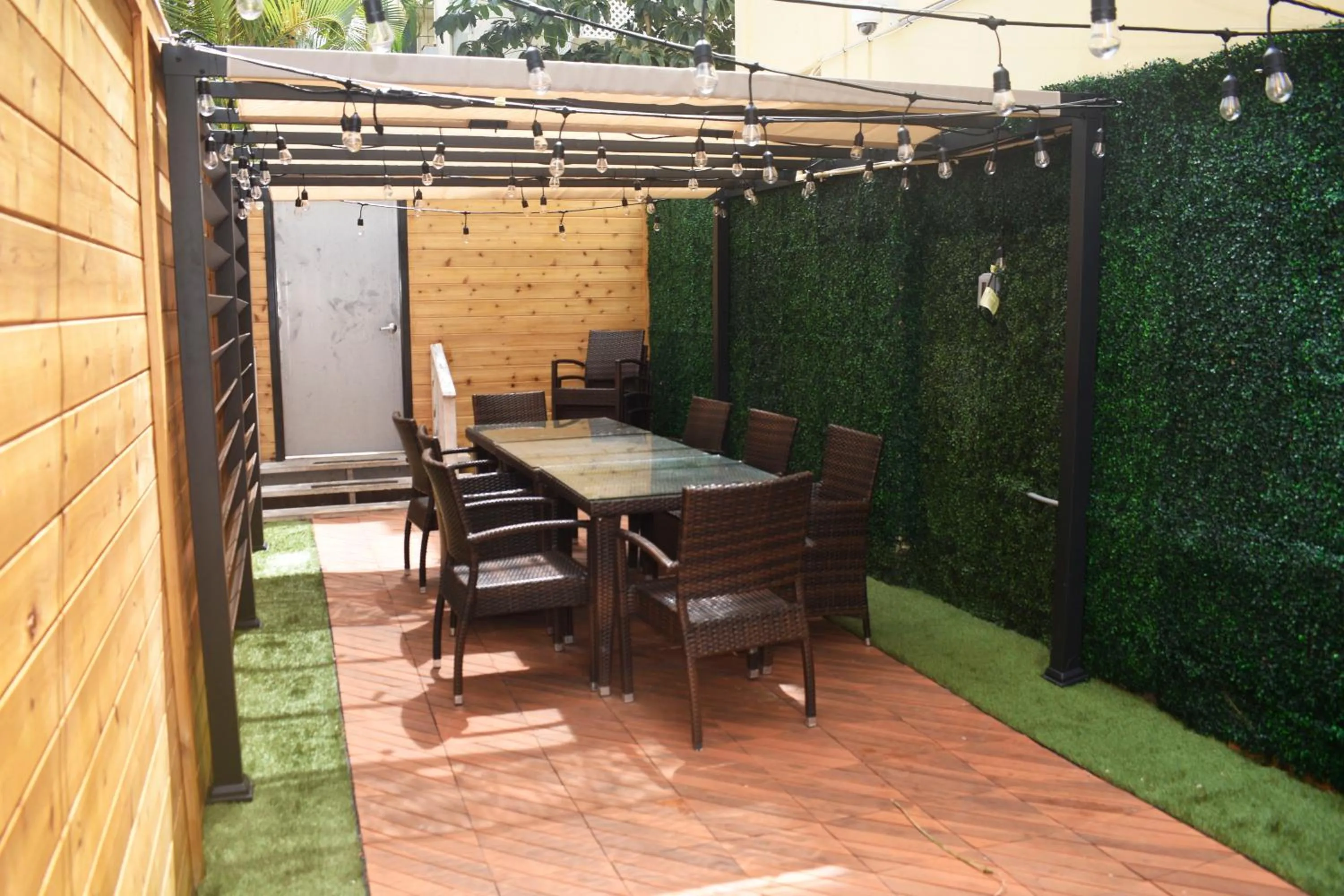 Property building in Waikiki Beachside Hostel