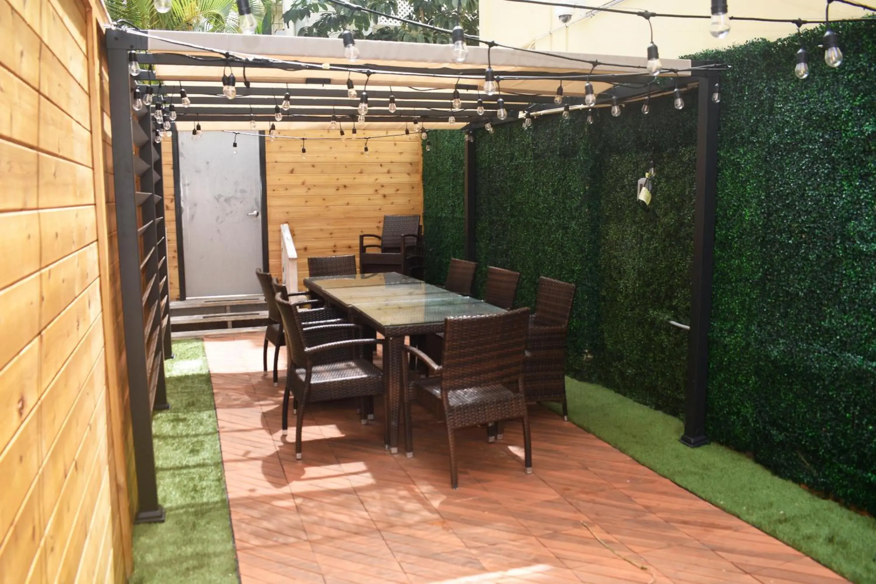 Property building in Waikiki Beachside Hostel Property building in Waikiki Beachside Hostel