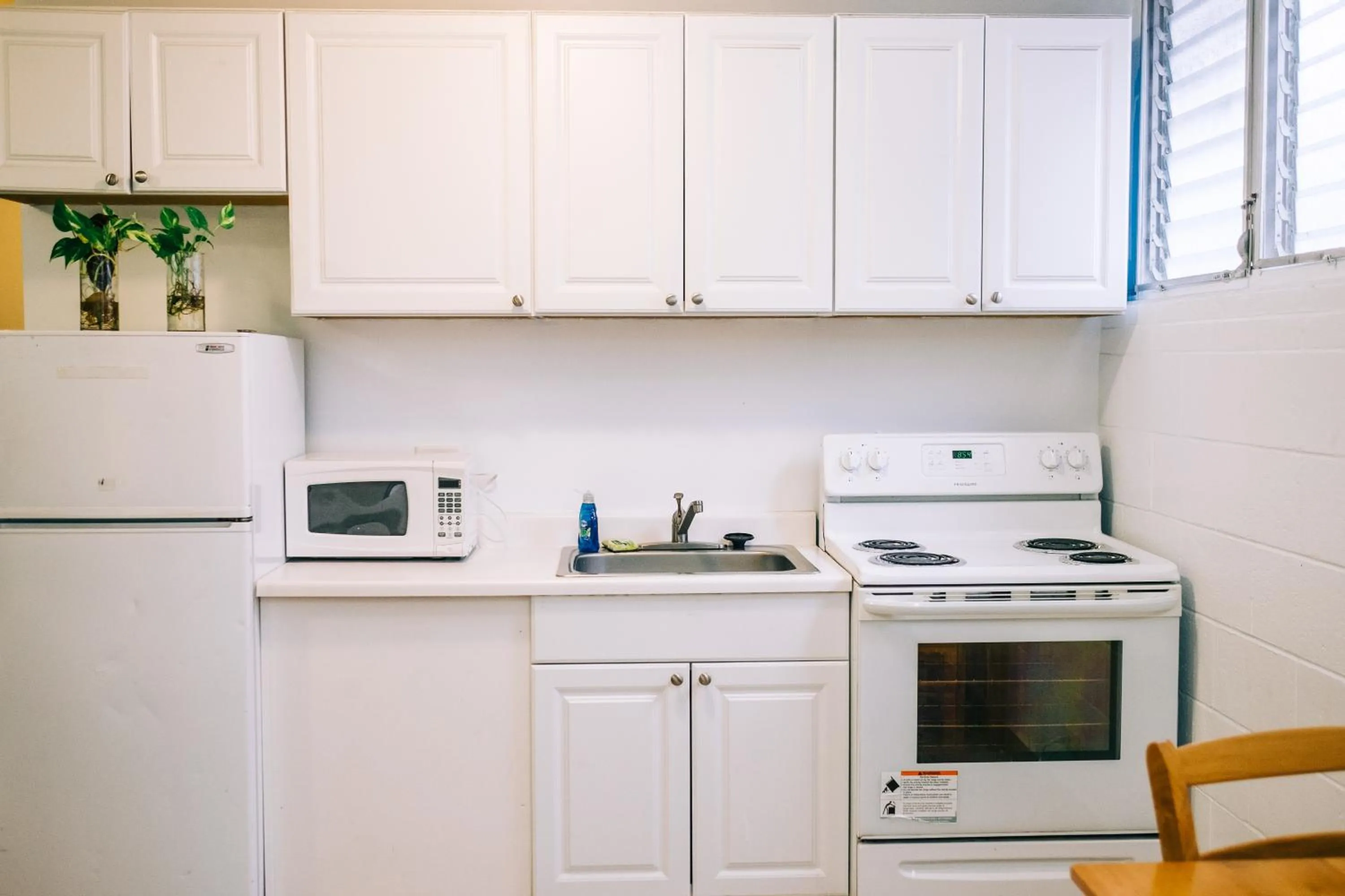 Kitchen or kitchenette in Waikiki Beachside Hostel