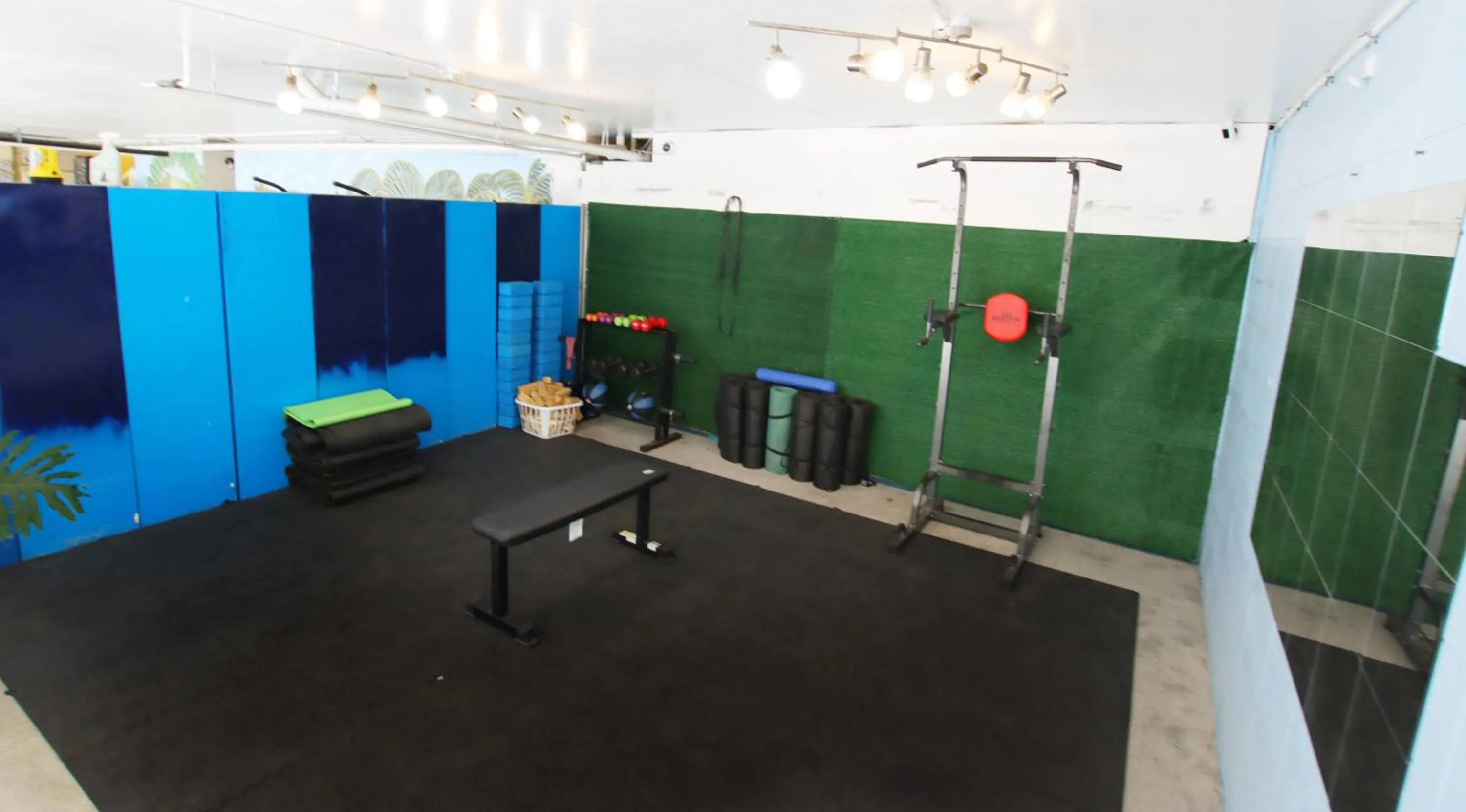 Property building in Waikiki Beachside Hostel