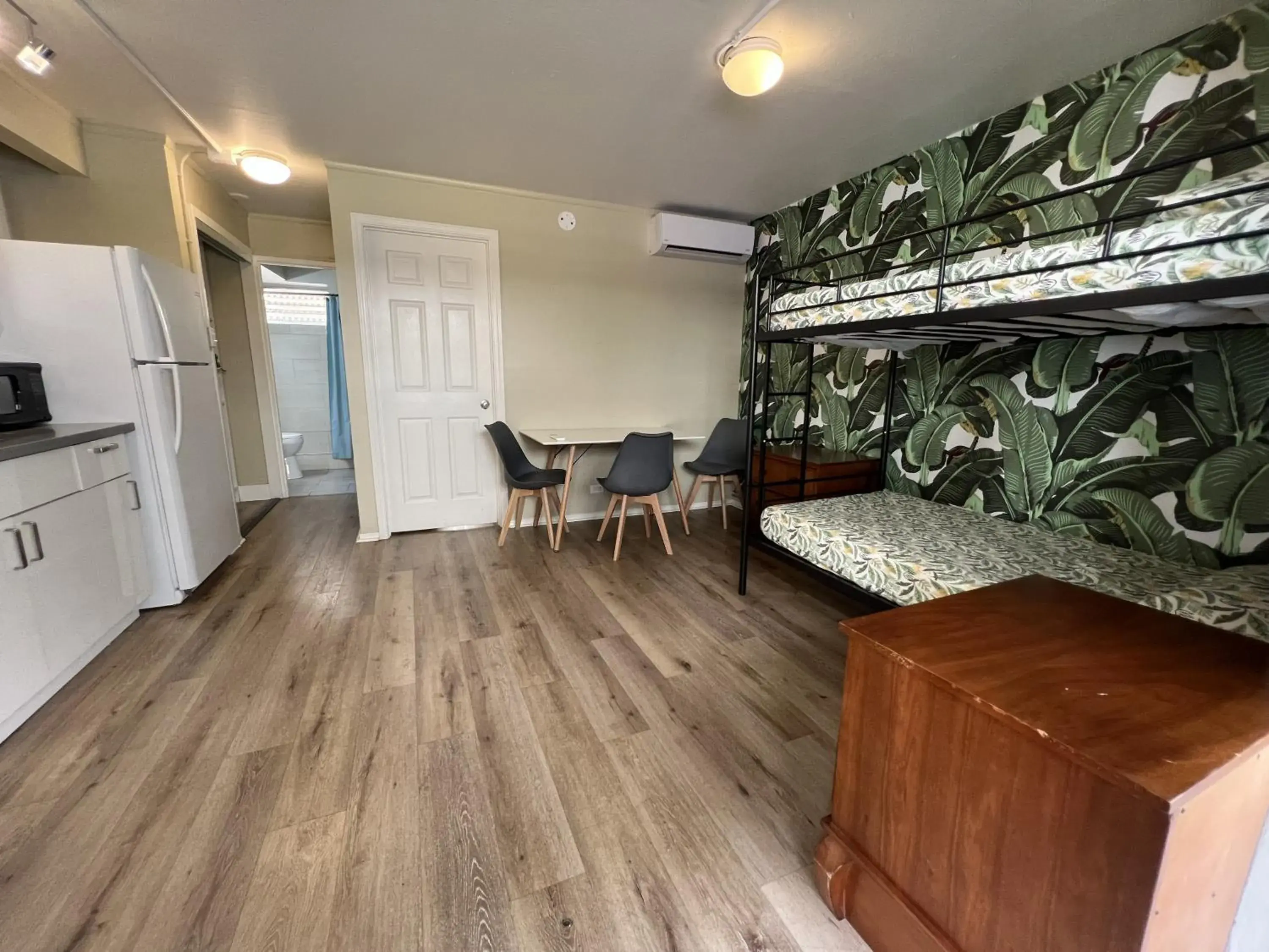 Bed in 2-Bed Mixed Dormitory Room with Kitchen in Waikiki Beachside Hostel Bed in 2-Bed Mixed Dormitory Room with Kitchen in Waikiki Beachside Hostel