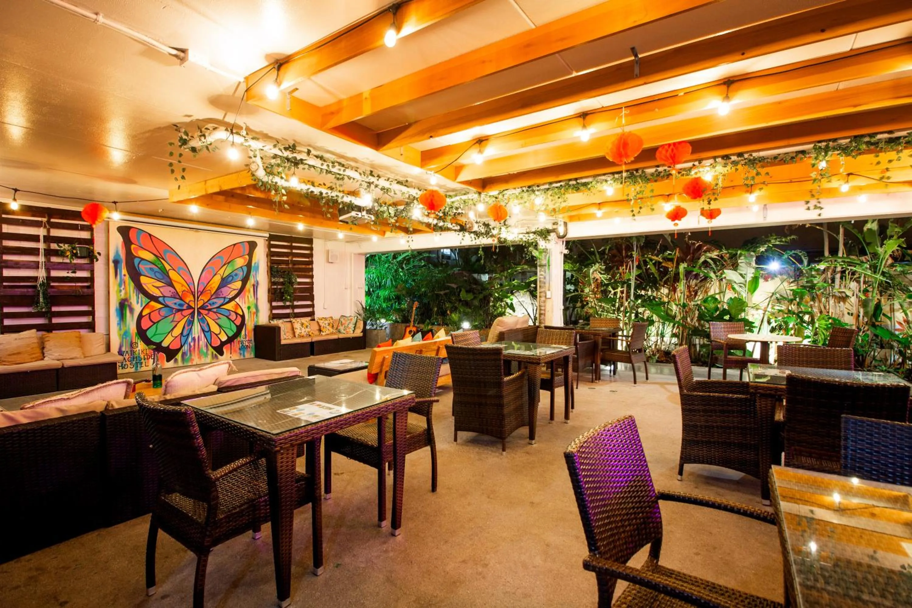 Seating area in Waikiki Beachside Hostel