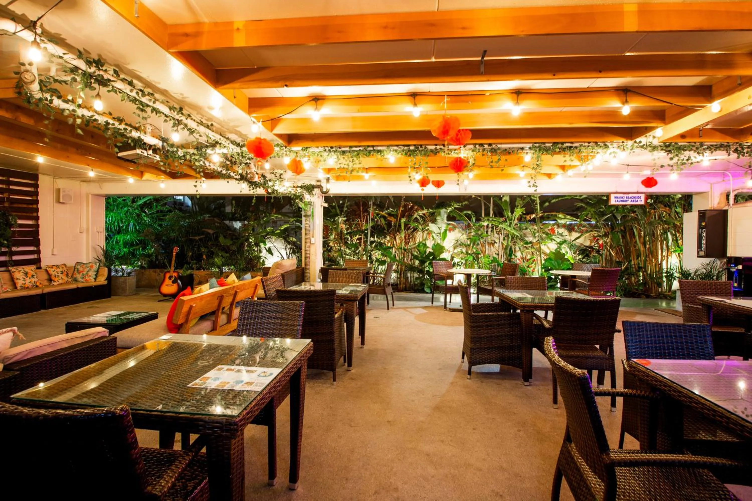 Waikiki Beachside Hostel