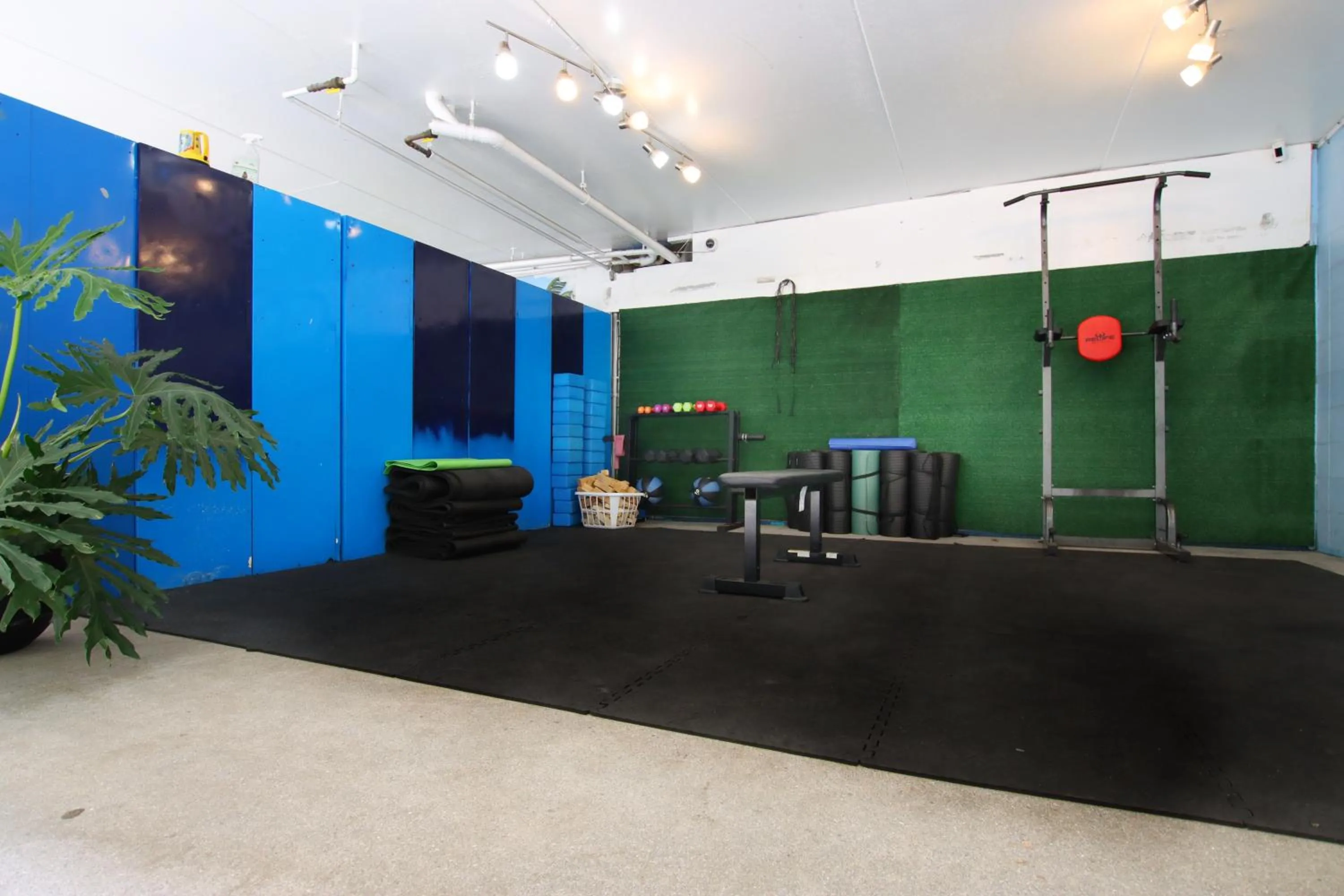 Property building in Waikiki Beachside Hostel