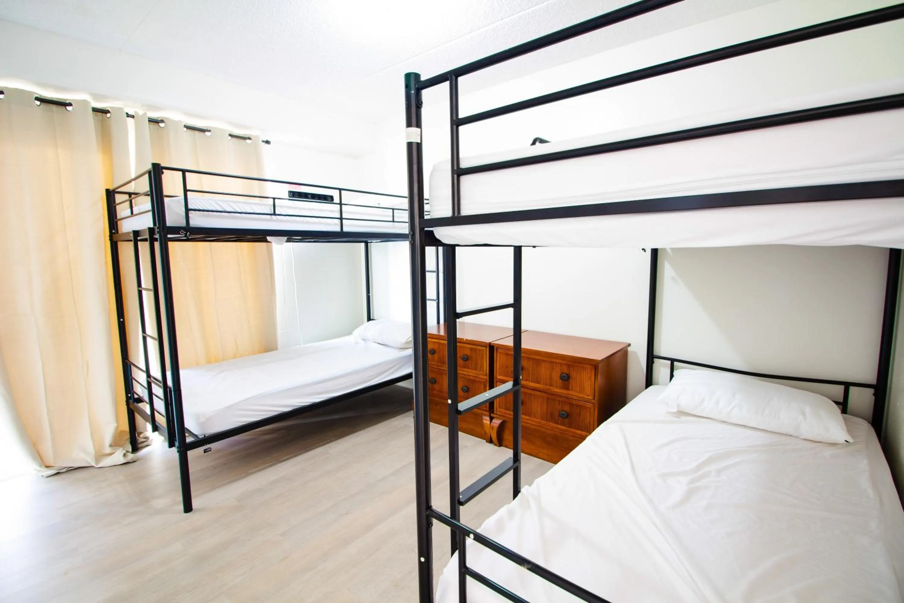 Bed in Waikiki Beachside Hostel