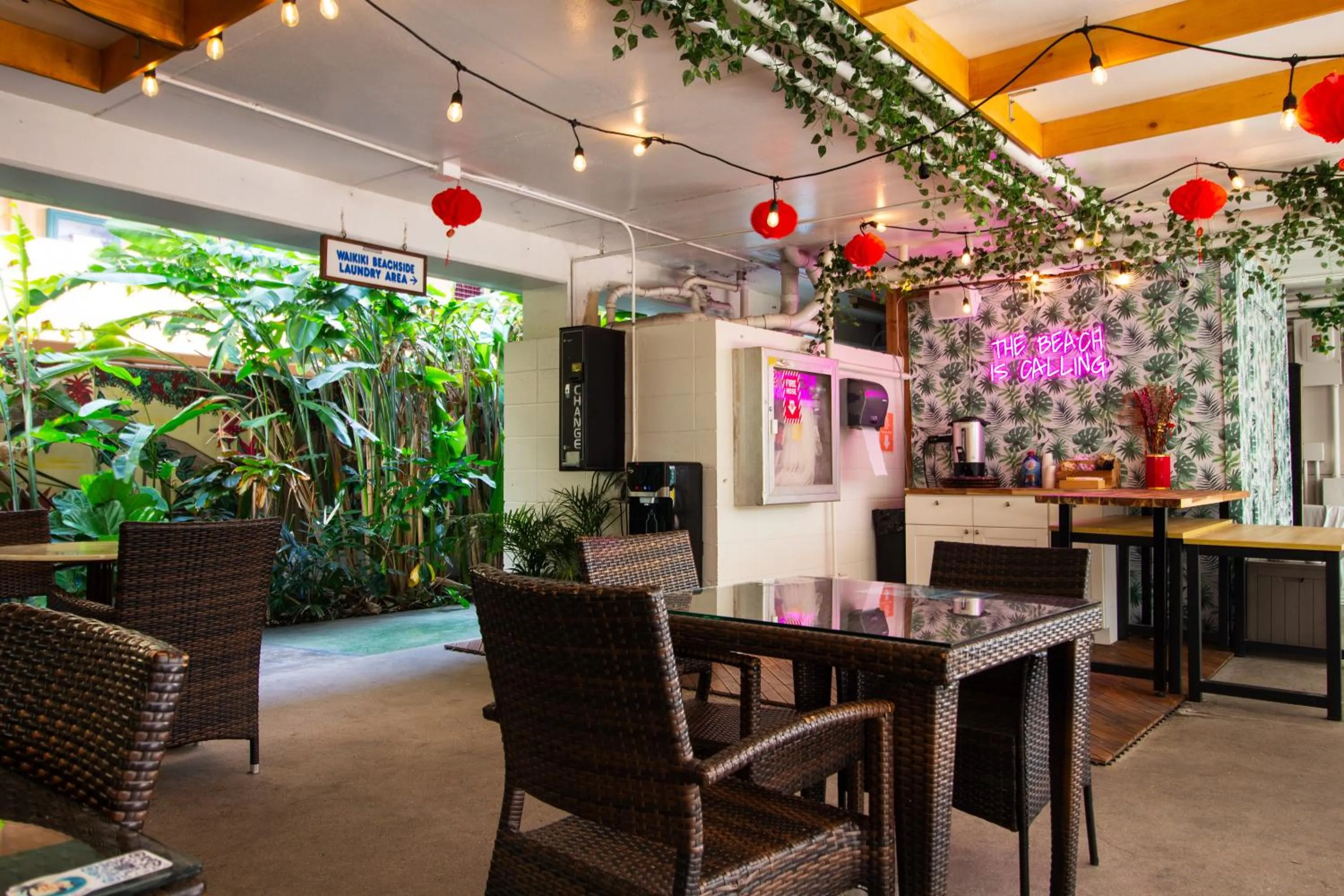 Waikiki Beachside Hostel