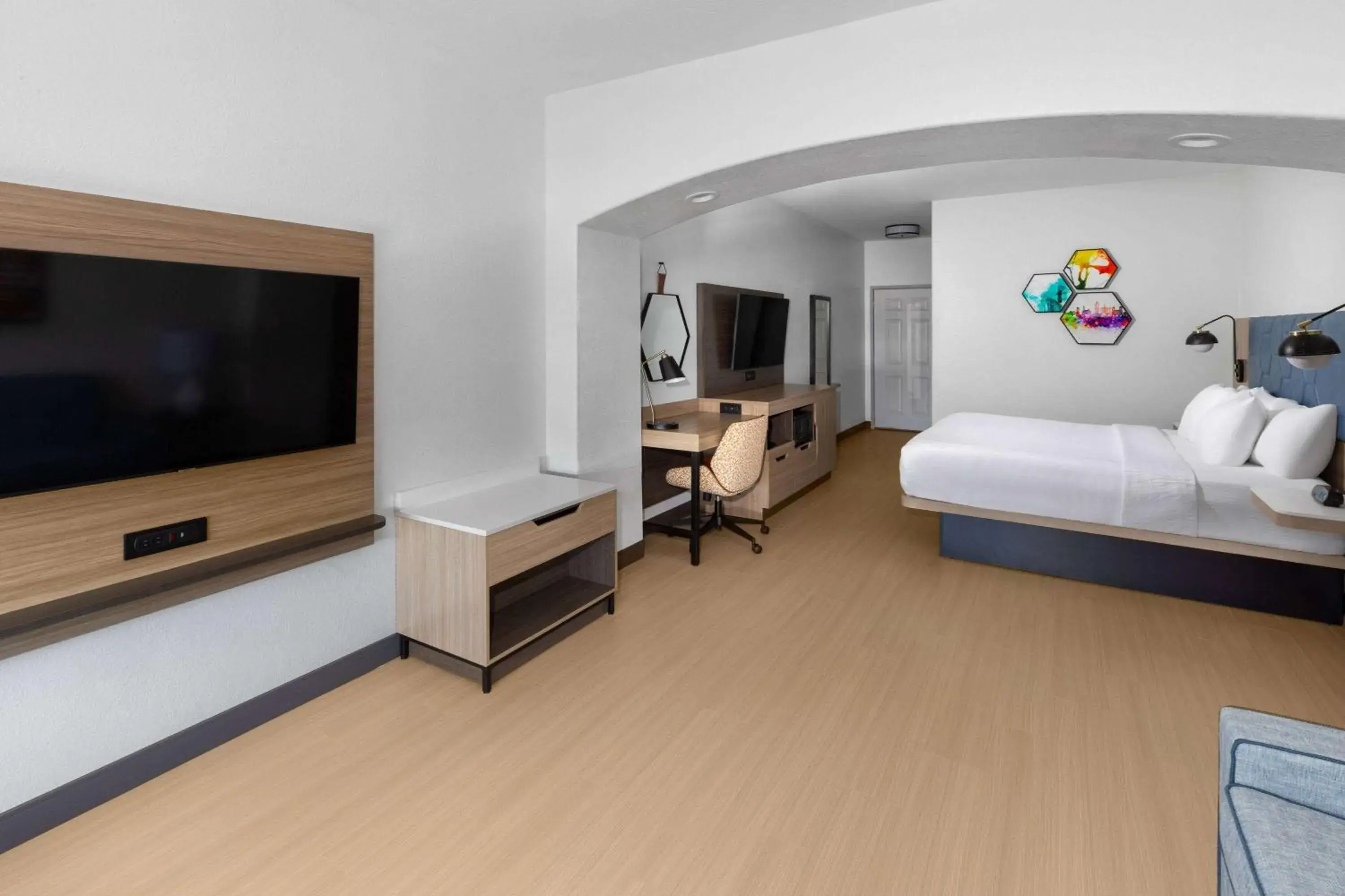 Executive King Room with Roll-In Shower - Mobility/Hearing Accessible - Non-Smoking in La Quinta by Wyndham San Antonio Northwest Executive King Room with Roll-In Shower - Mobility/Hearing Accessible - Non-Smoking in La Quinta by Wyndham San Antonio Northwest