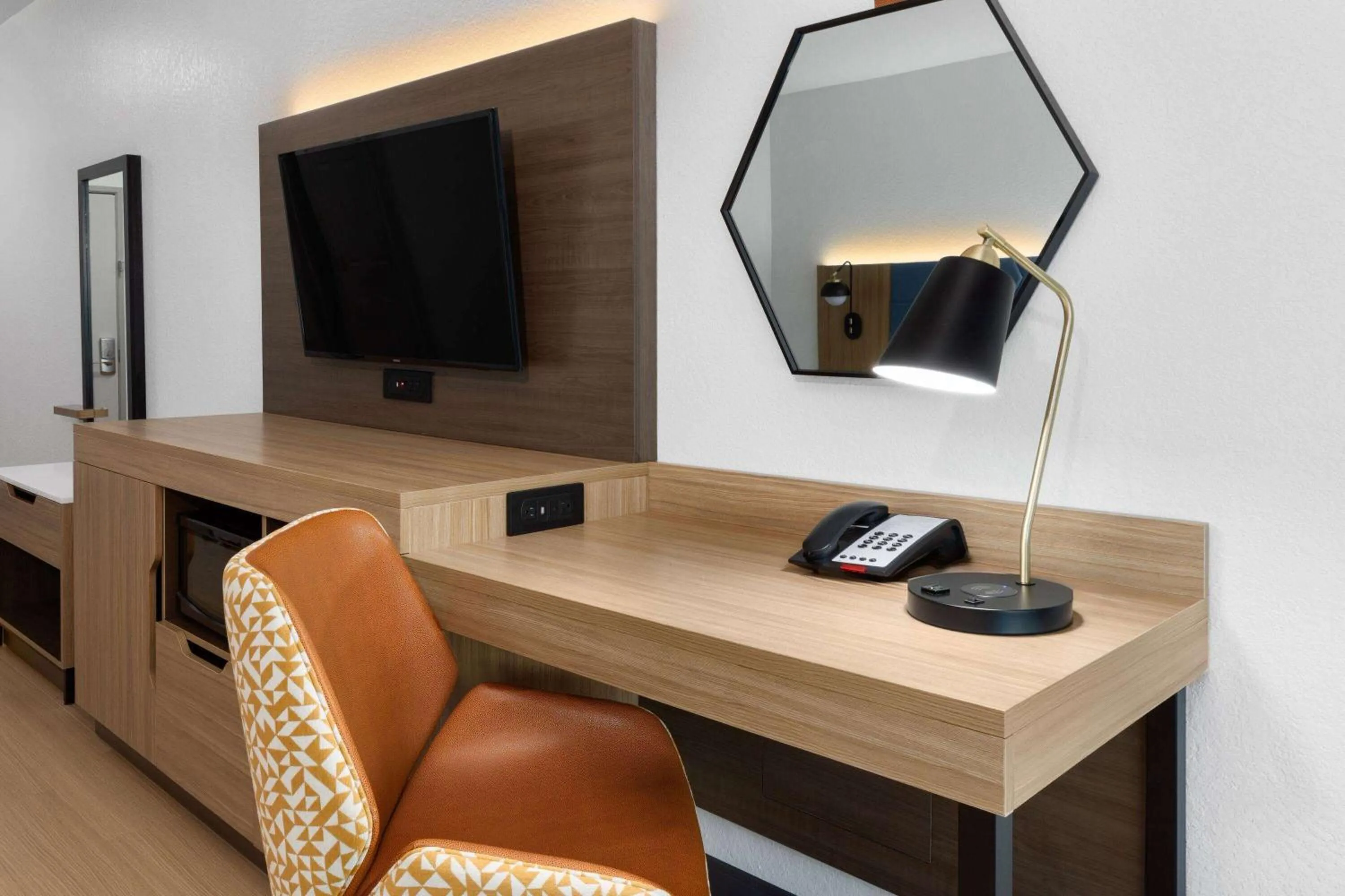 Photo of the whole room in La Quinta by Wyndham San Antonio Northwest