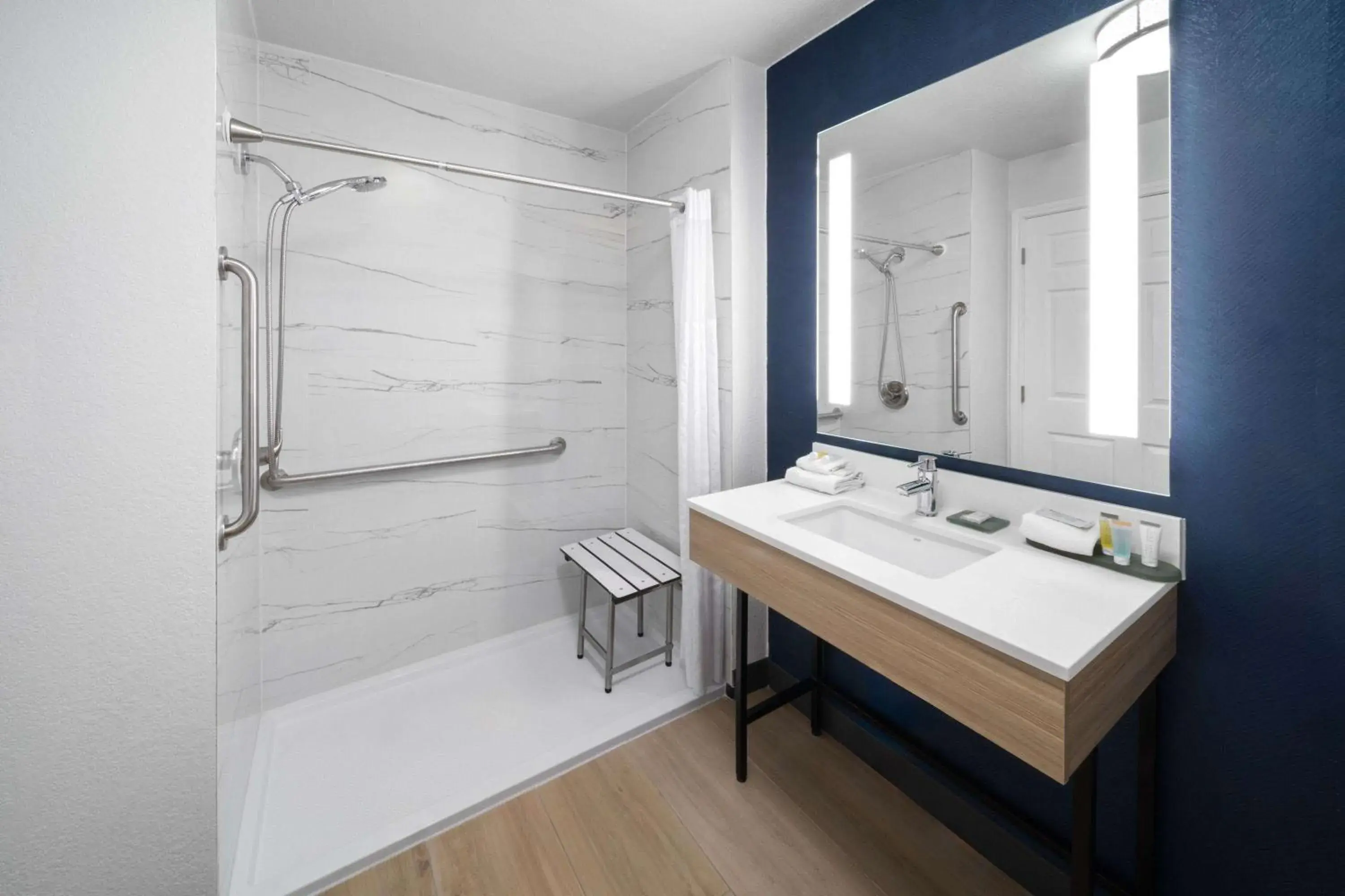 Shower, Bed in La Quinta by Wyndham San Antonio Northwest Shower, Bed in La Quinta by Wyndham San Antonio Northwest