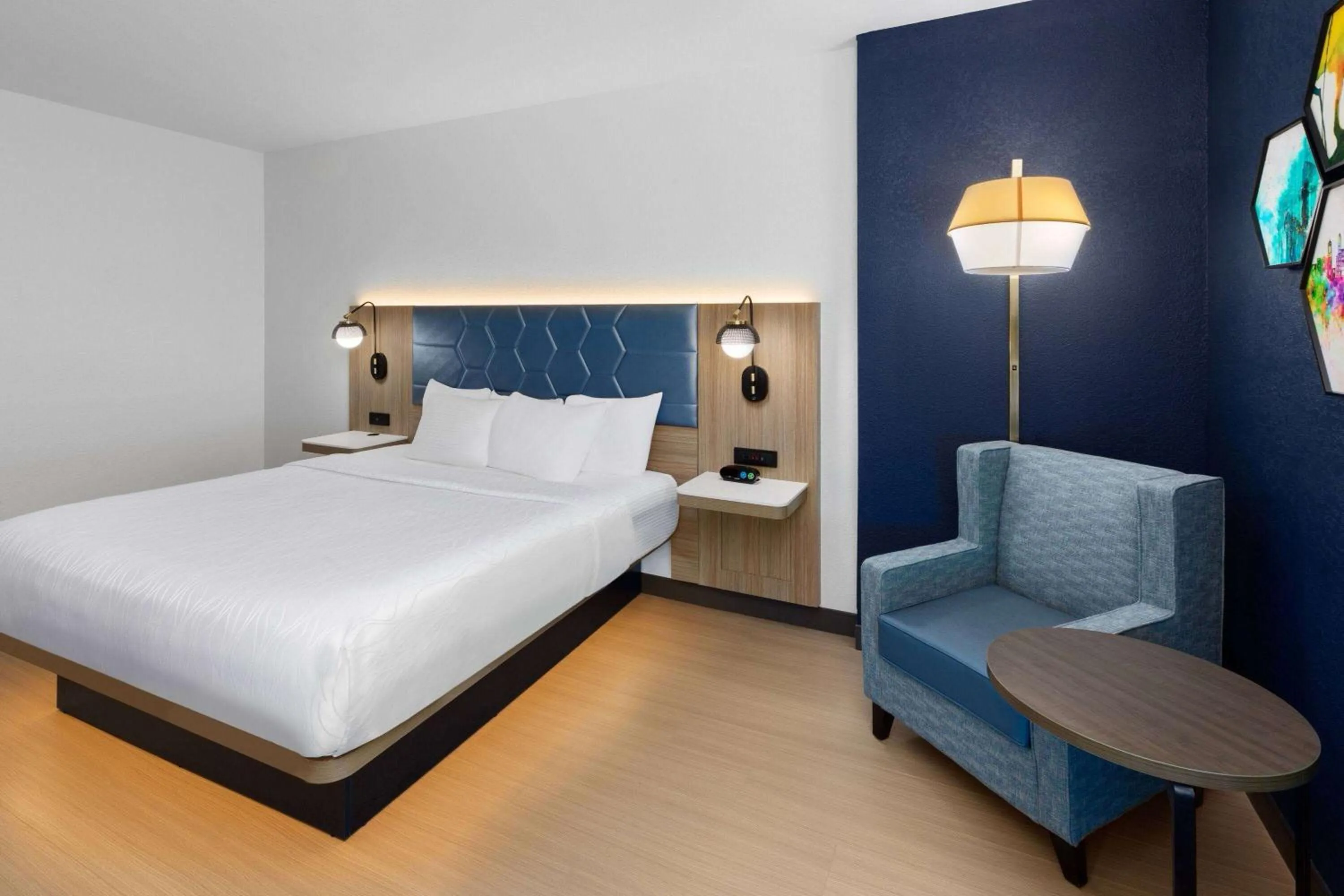 Photo of the whole room, Bed in La Quinta by Wyndham San Antonio Northwest