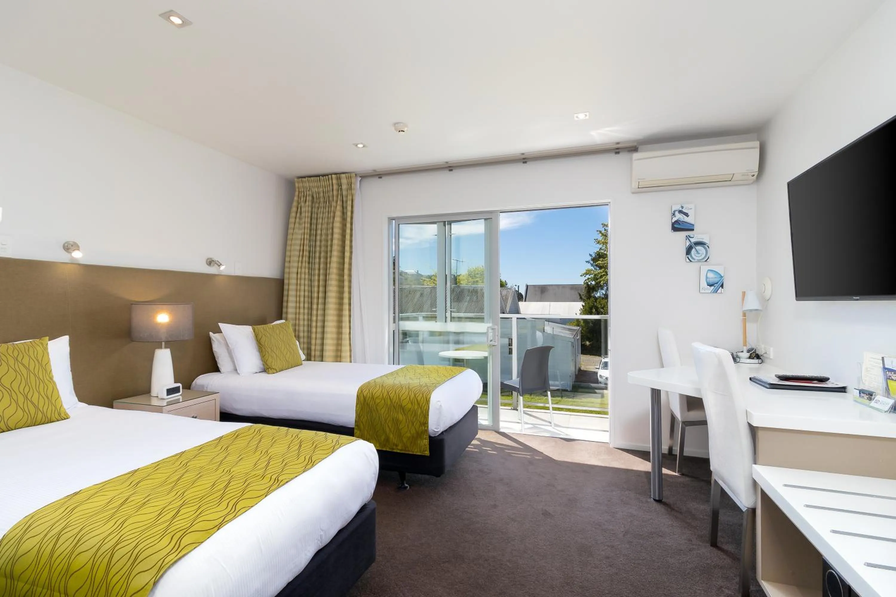 Photo of the whole room, Bed in Century Park