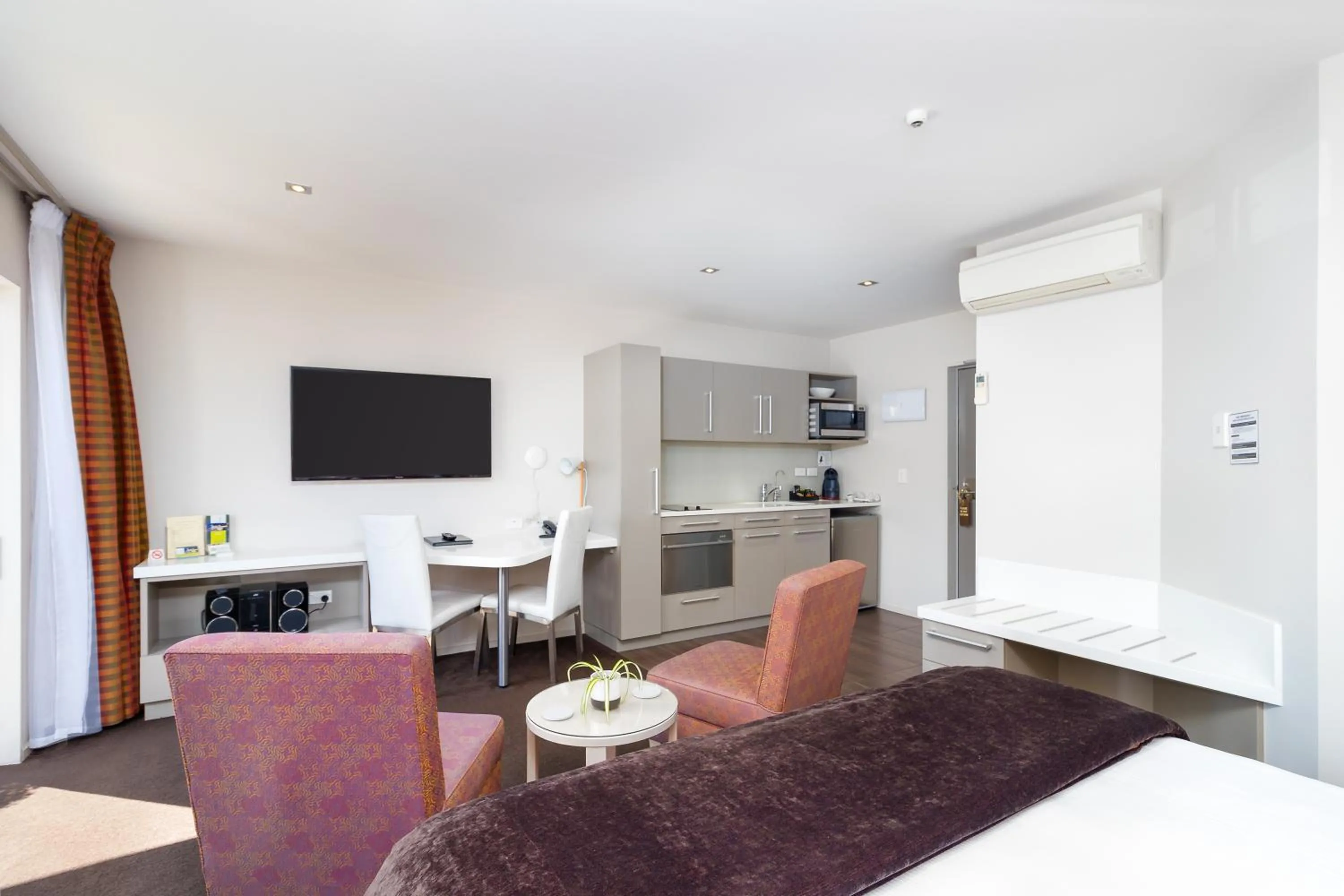 Photo of the whole room in Century Park