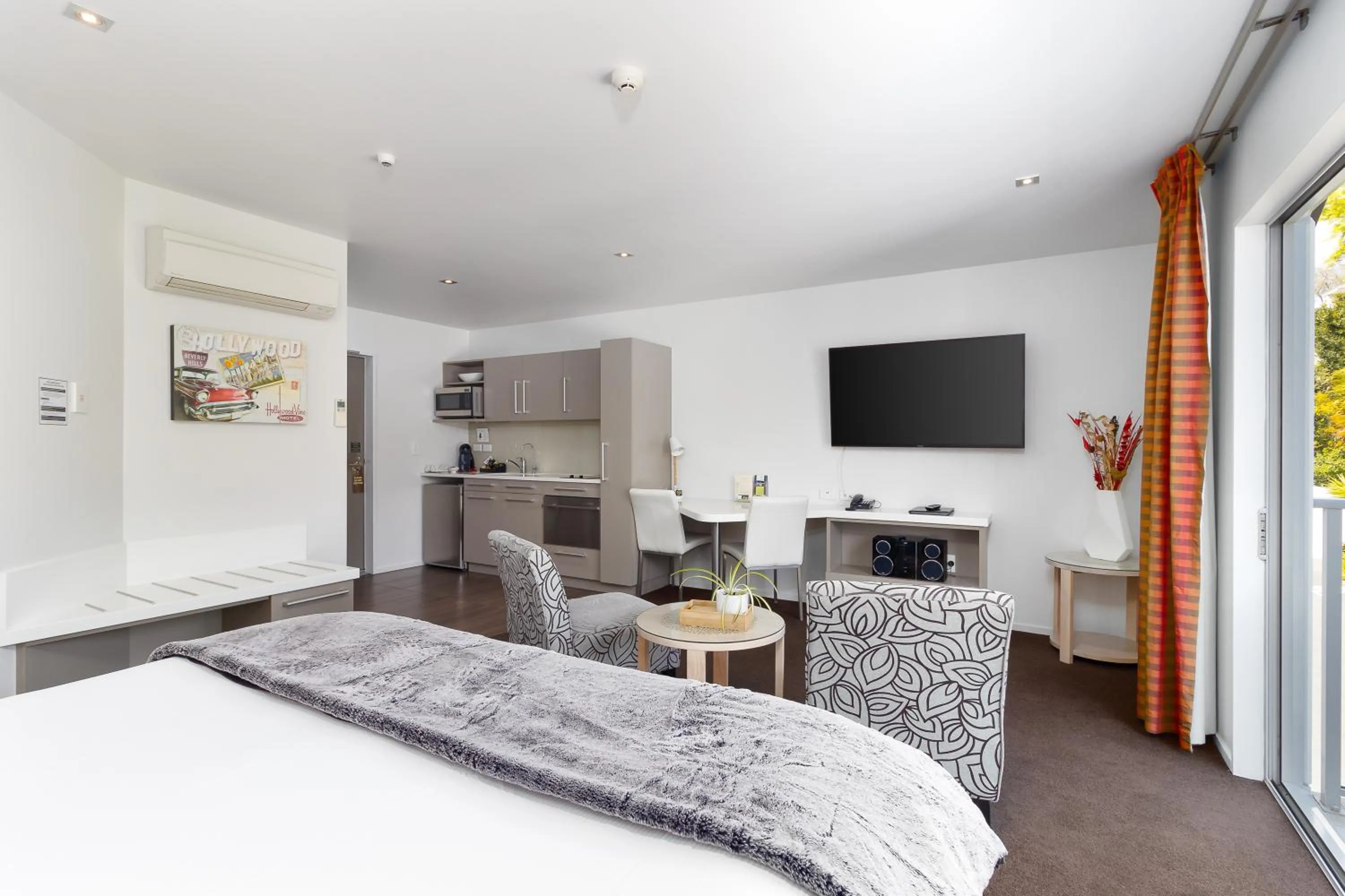 Photo of the whole room, Bed in Century Park