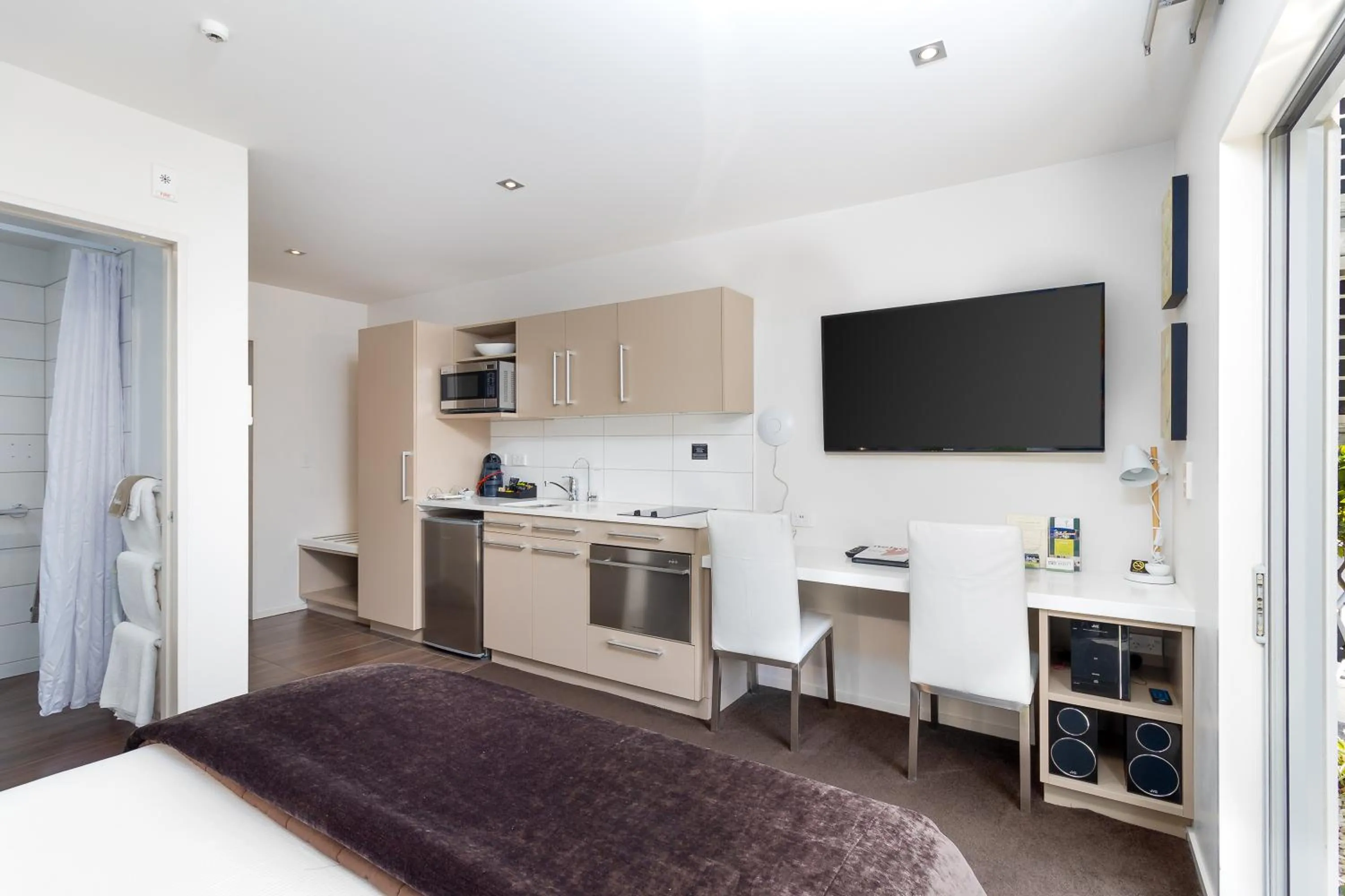 Photo of the whole room, Bed in Century Park