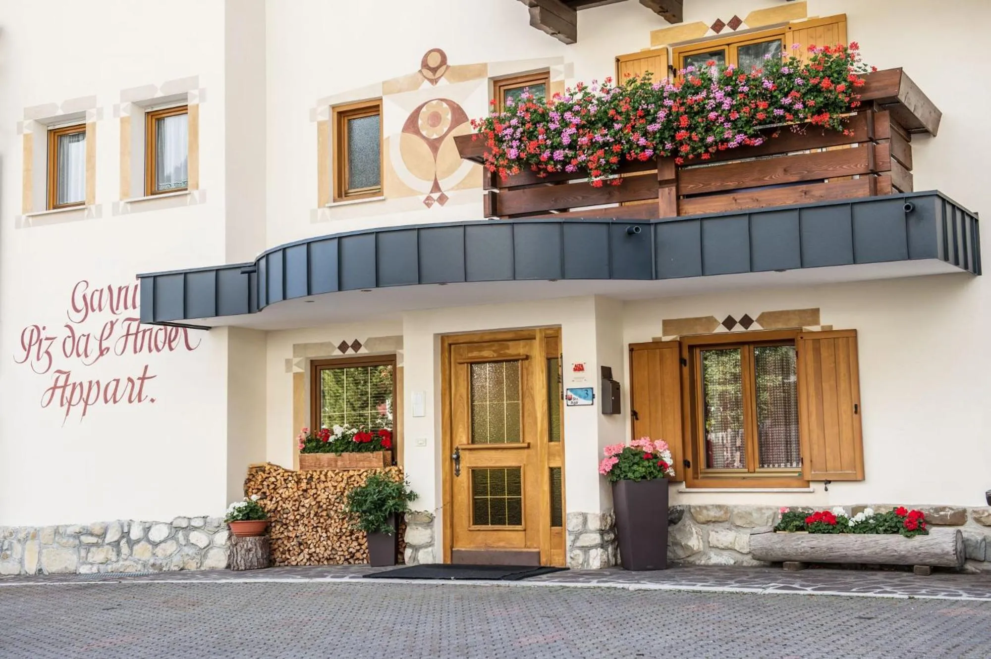 Facade/entrance in Garnì Piz da L'Ander