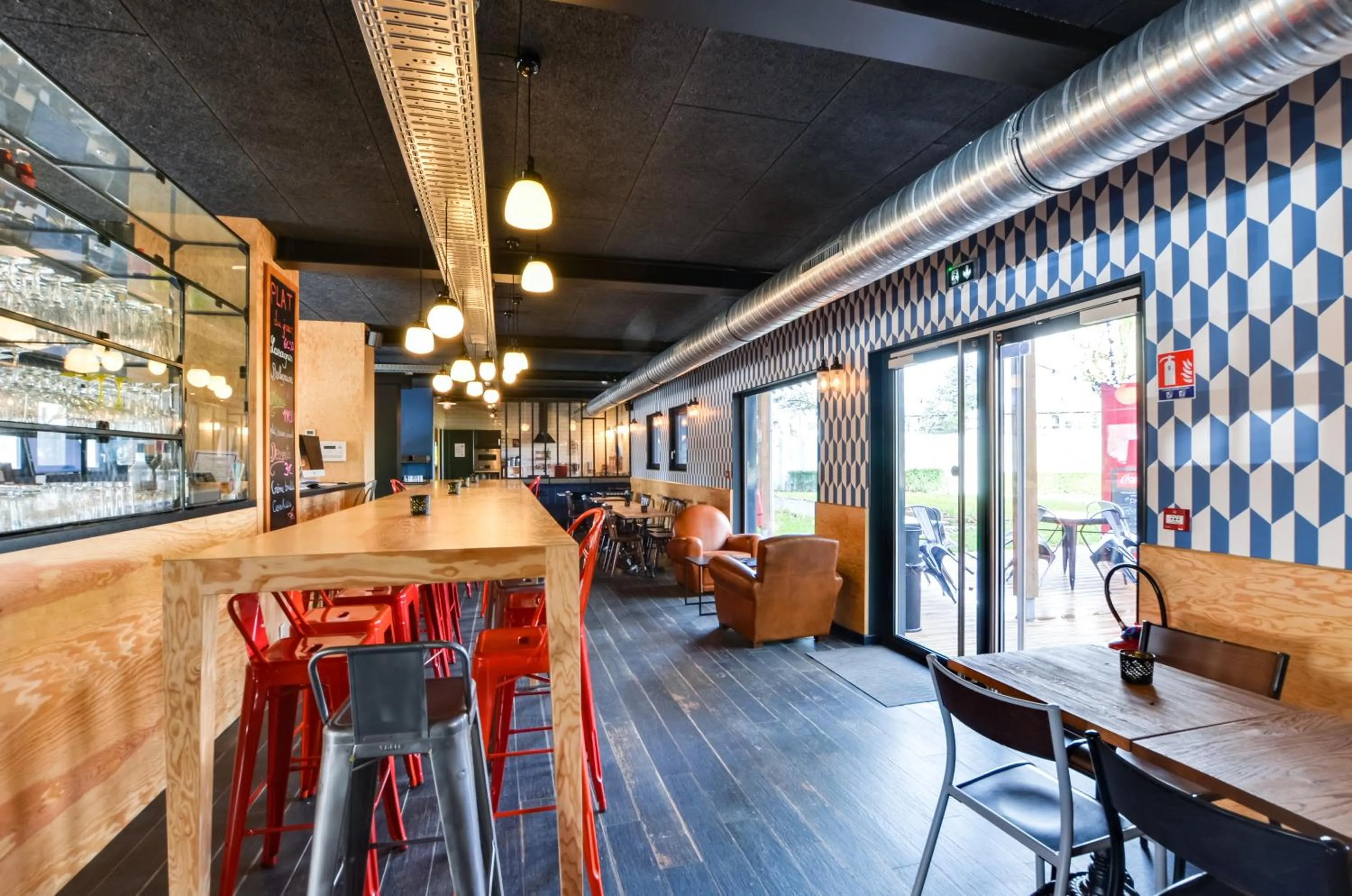 Communal lounge/ TV room in Eklo Hotels Lille