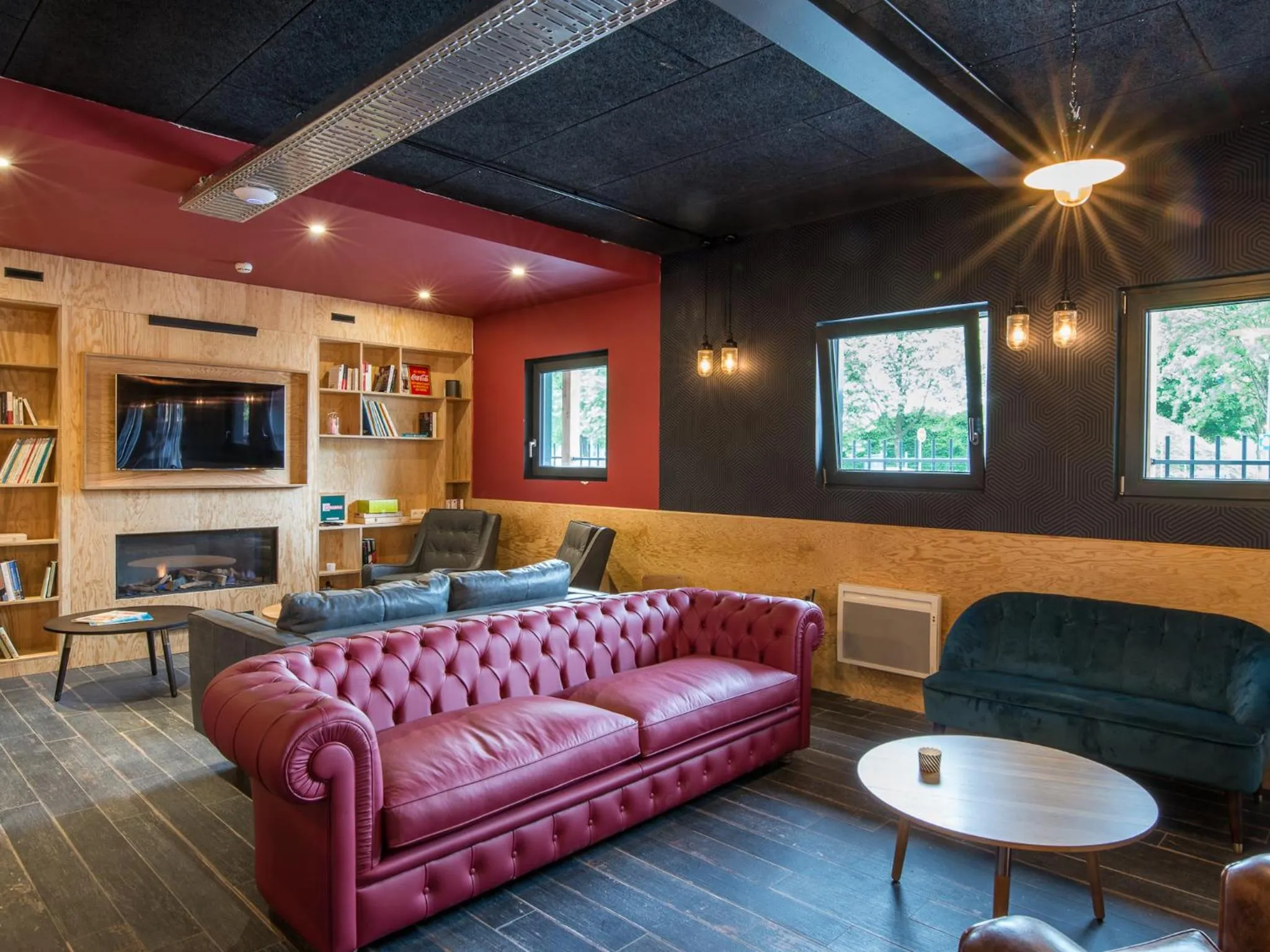 Communal lounge/ TV room in Eklo Hotels Lille