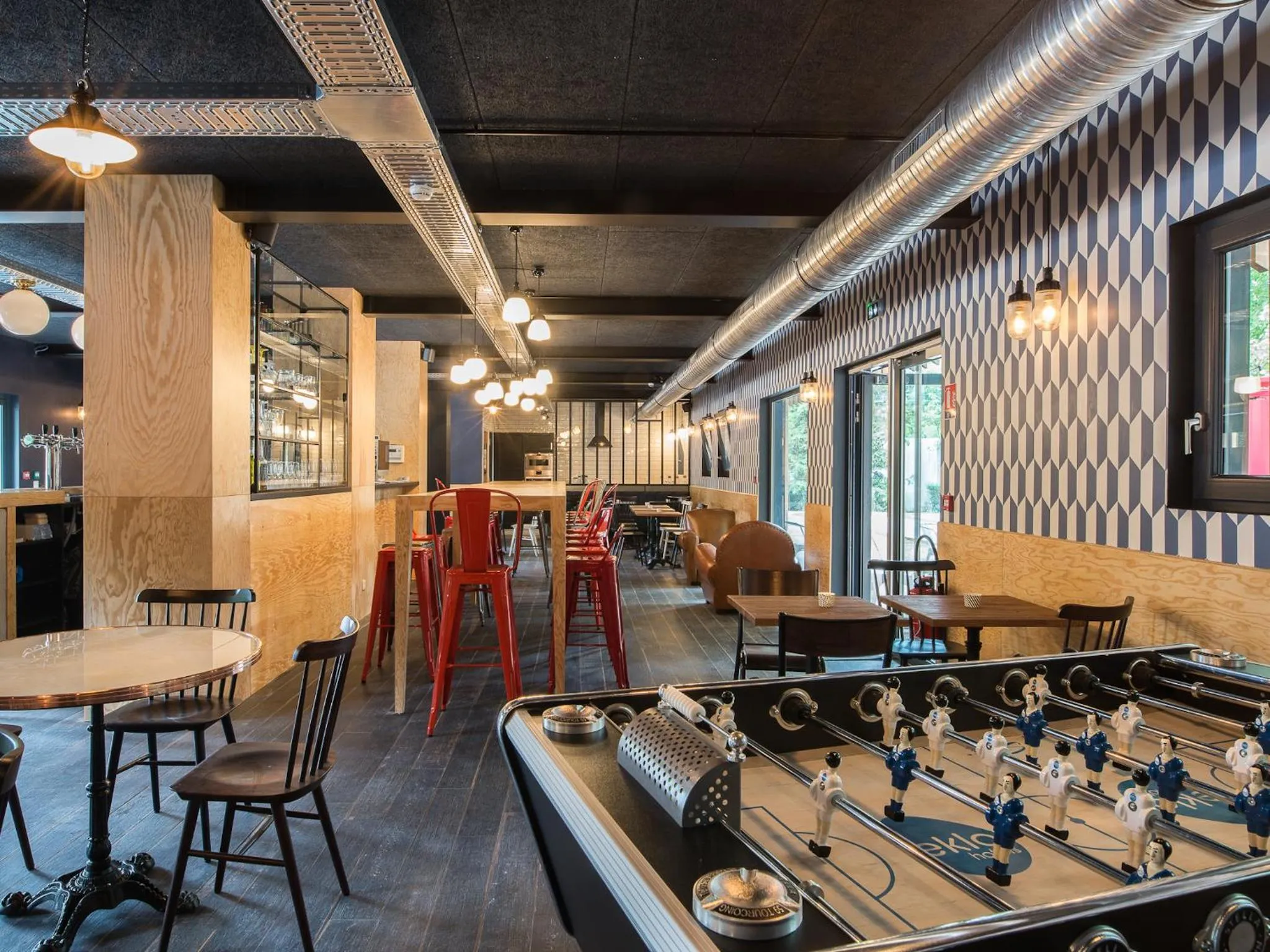 Communal lounge/ TV room in Eklo Hotels Lille