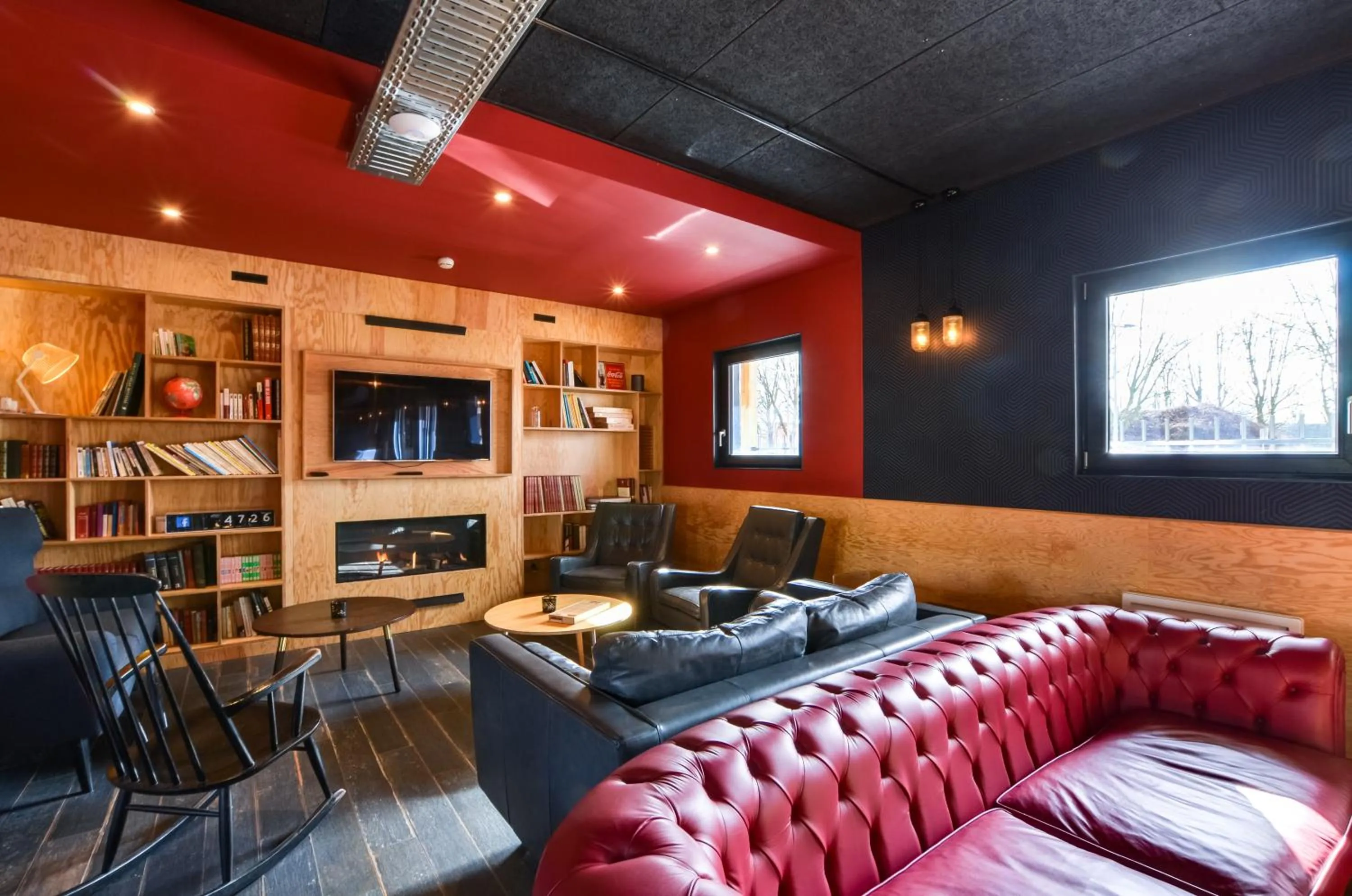Communal lounge/ TV room in Eklo Hotels Lille