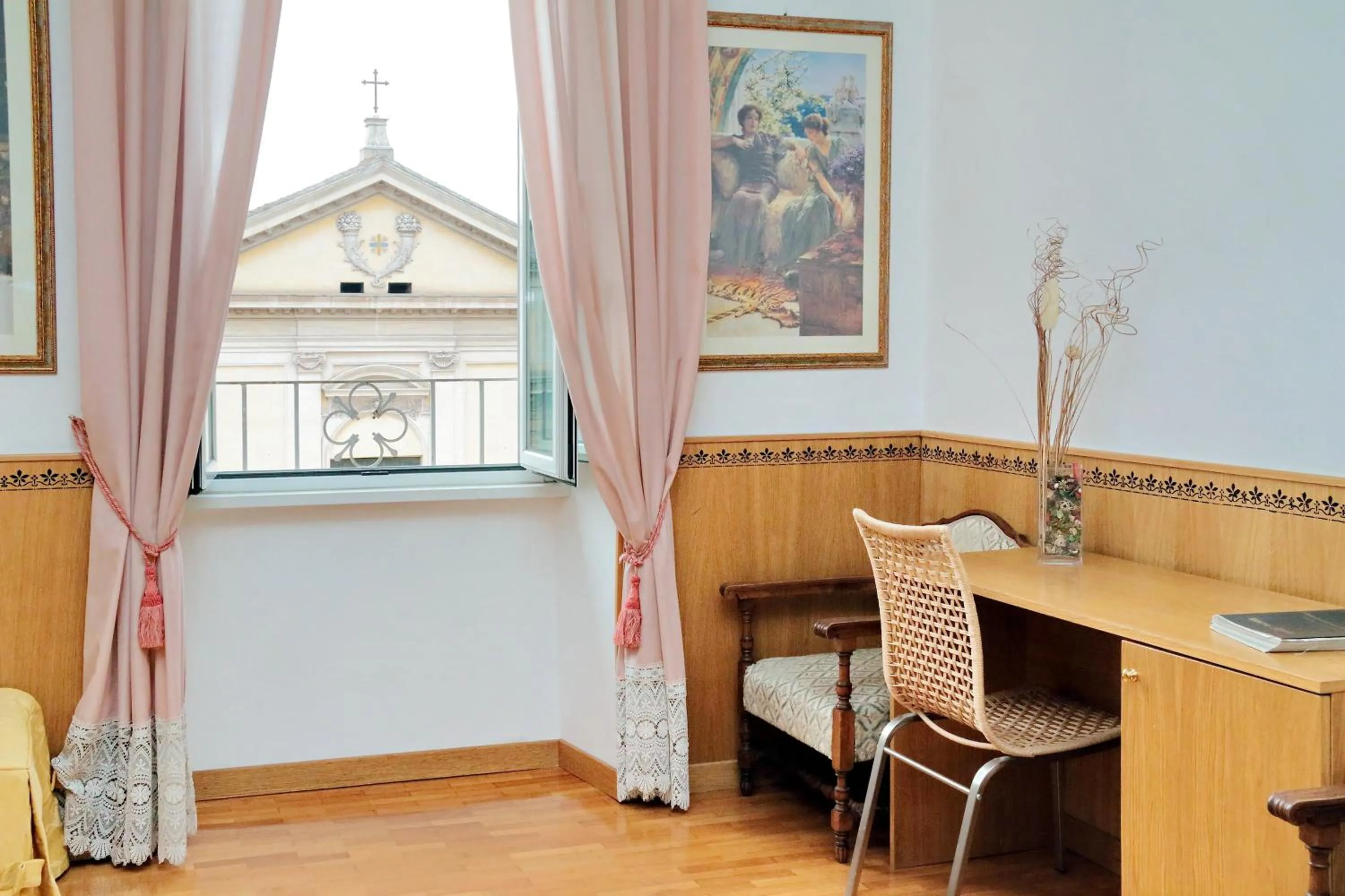 Decorative detail in Sonnino Suite