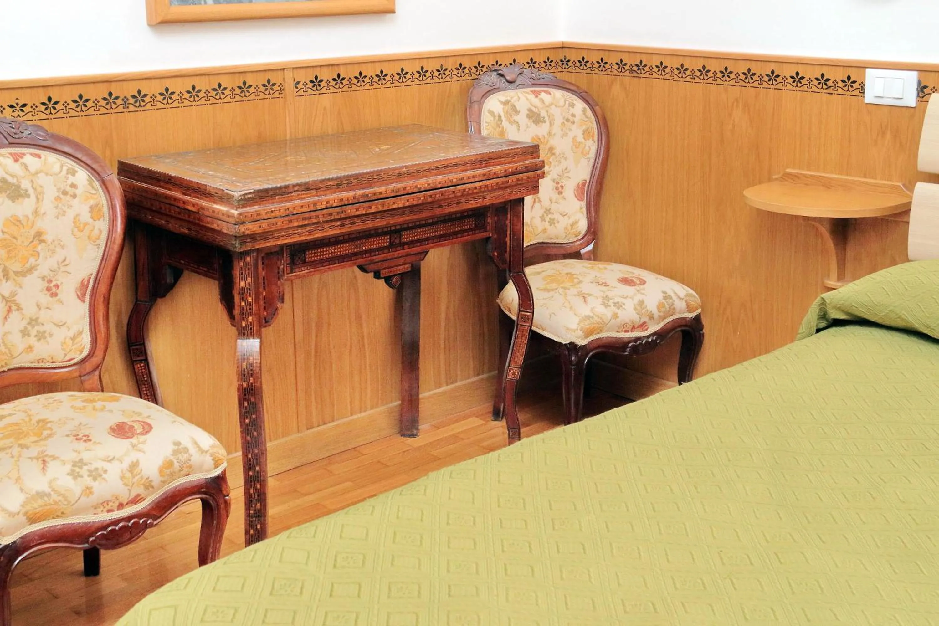 Decorative detail, Bed in Sonnino Suite