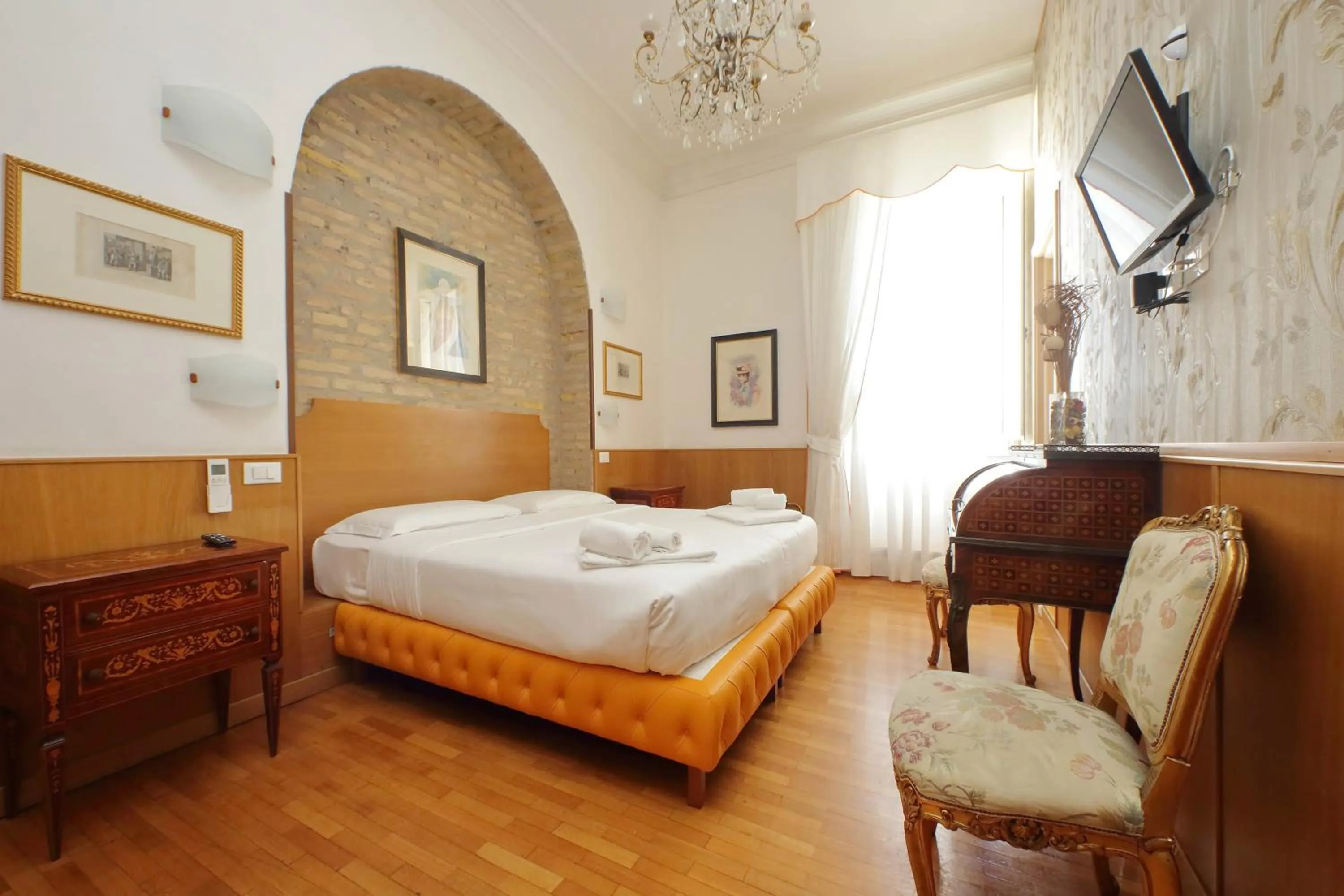 Photo of the whole room, Bed in Sonnino Suite