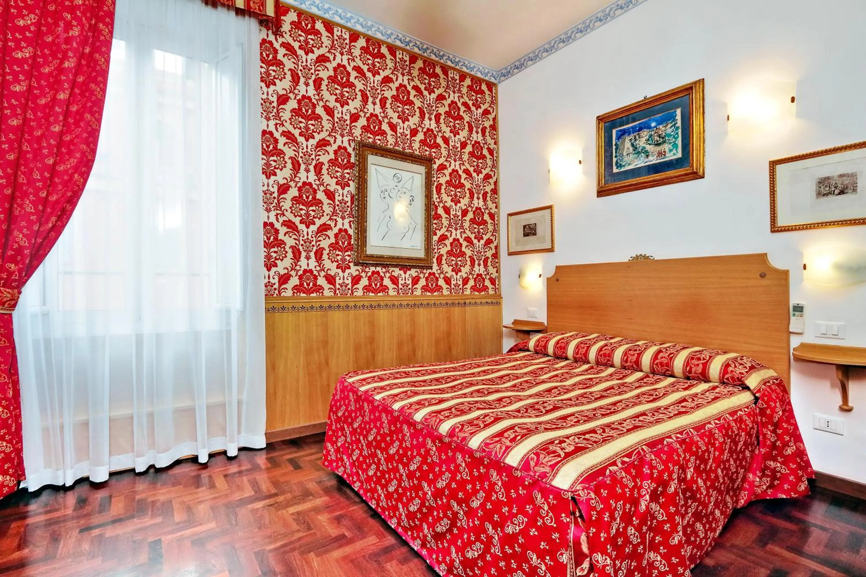 Photo of the whole room, Bed in Sonnino Suite