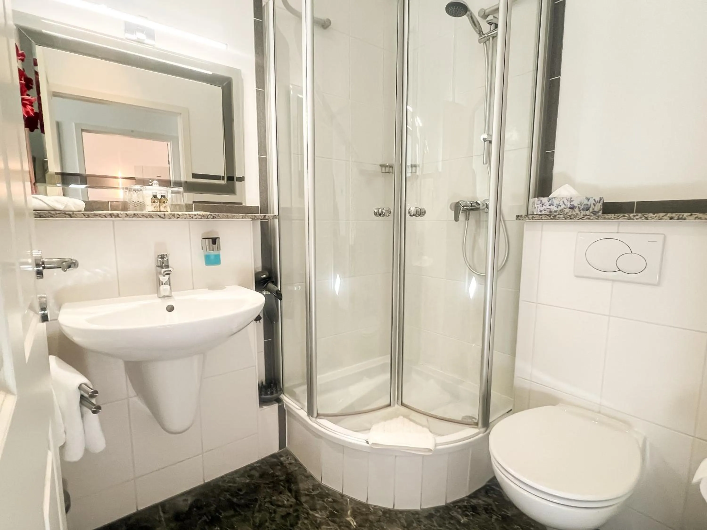 Shower in Hotel Service Apartments am Prinzenplatz - Superior