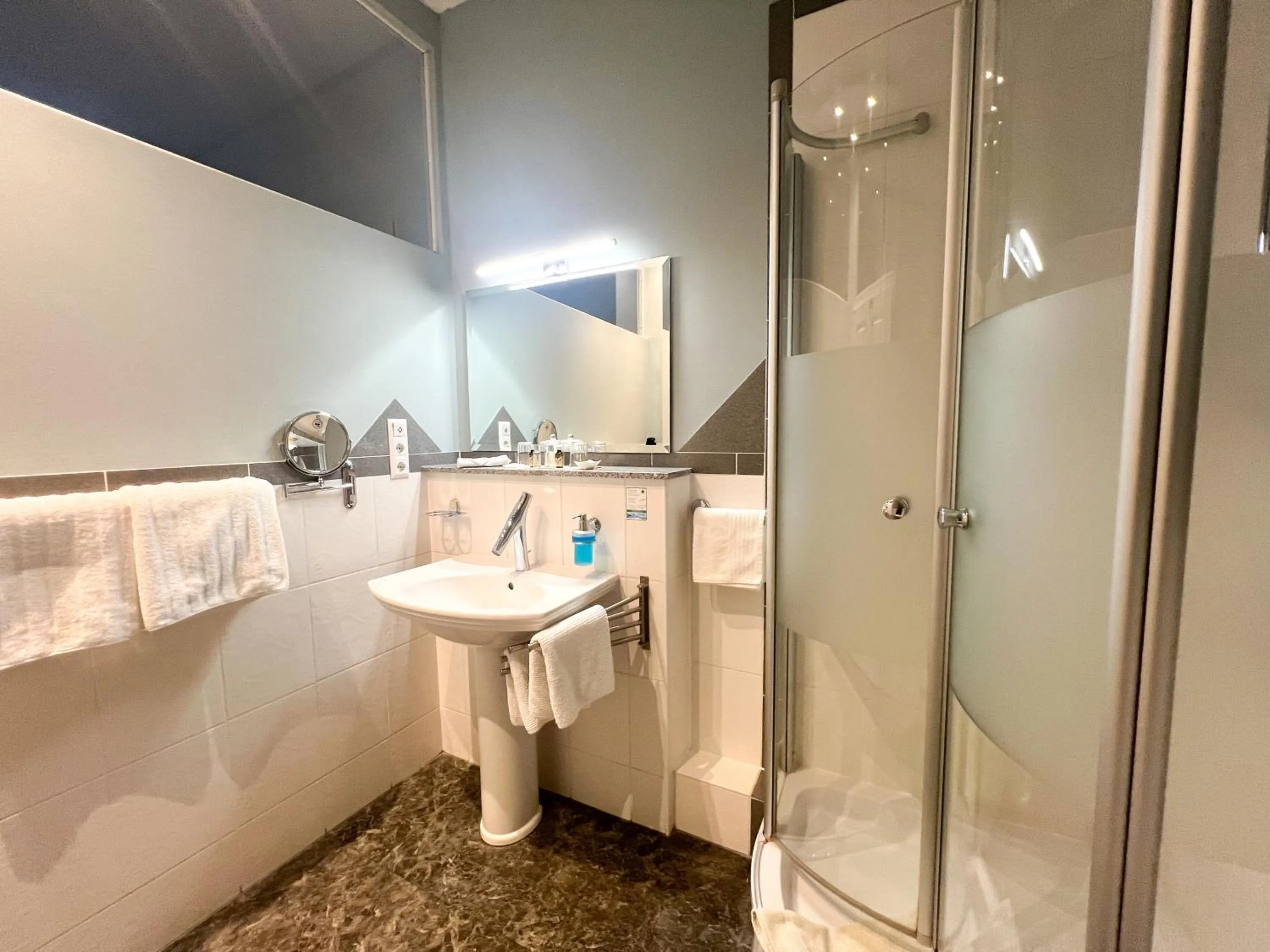 Shower in Hotel Service Apartments am Prinzenplatz - Superior