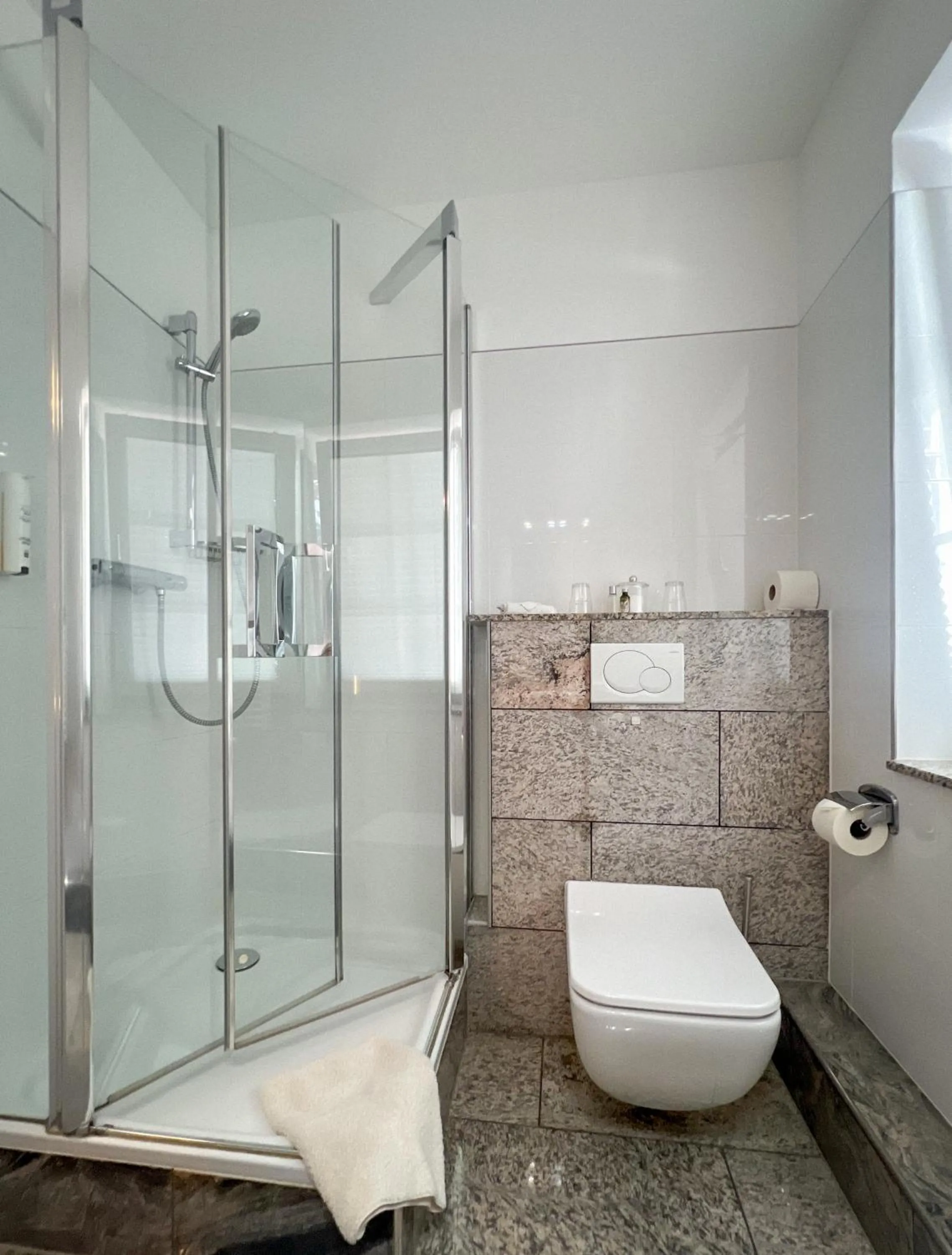 Shower in Hotel Service Apartments am Prinzenplatz - Superior