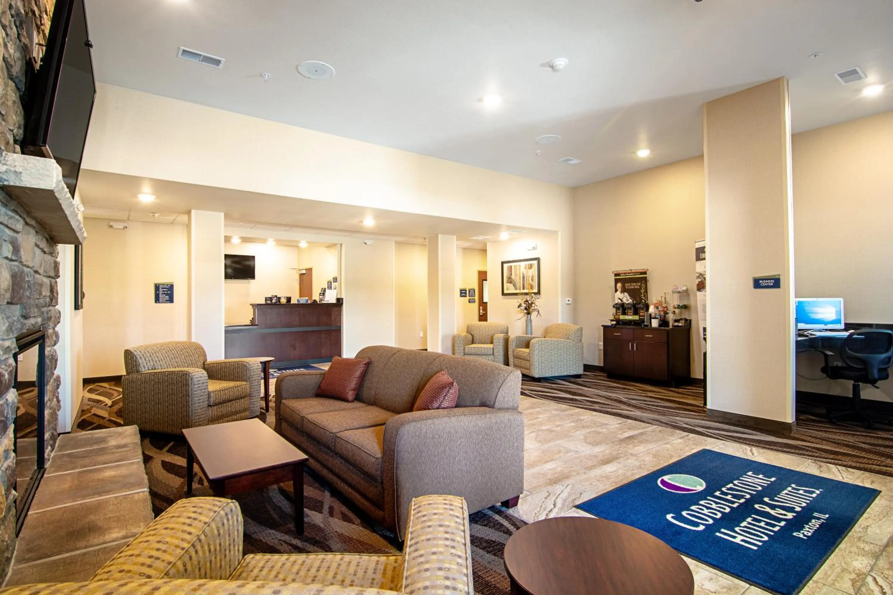 Lobby or reception in Cobblestone Hotel & Suites - Paxton