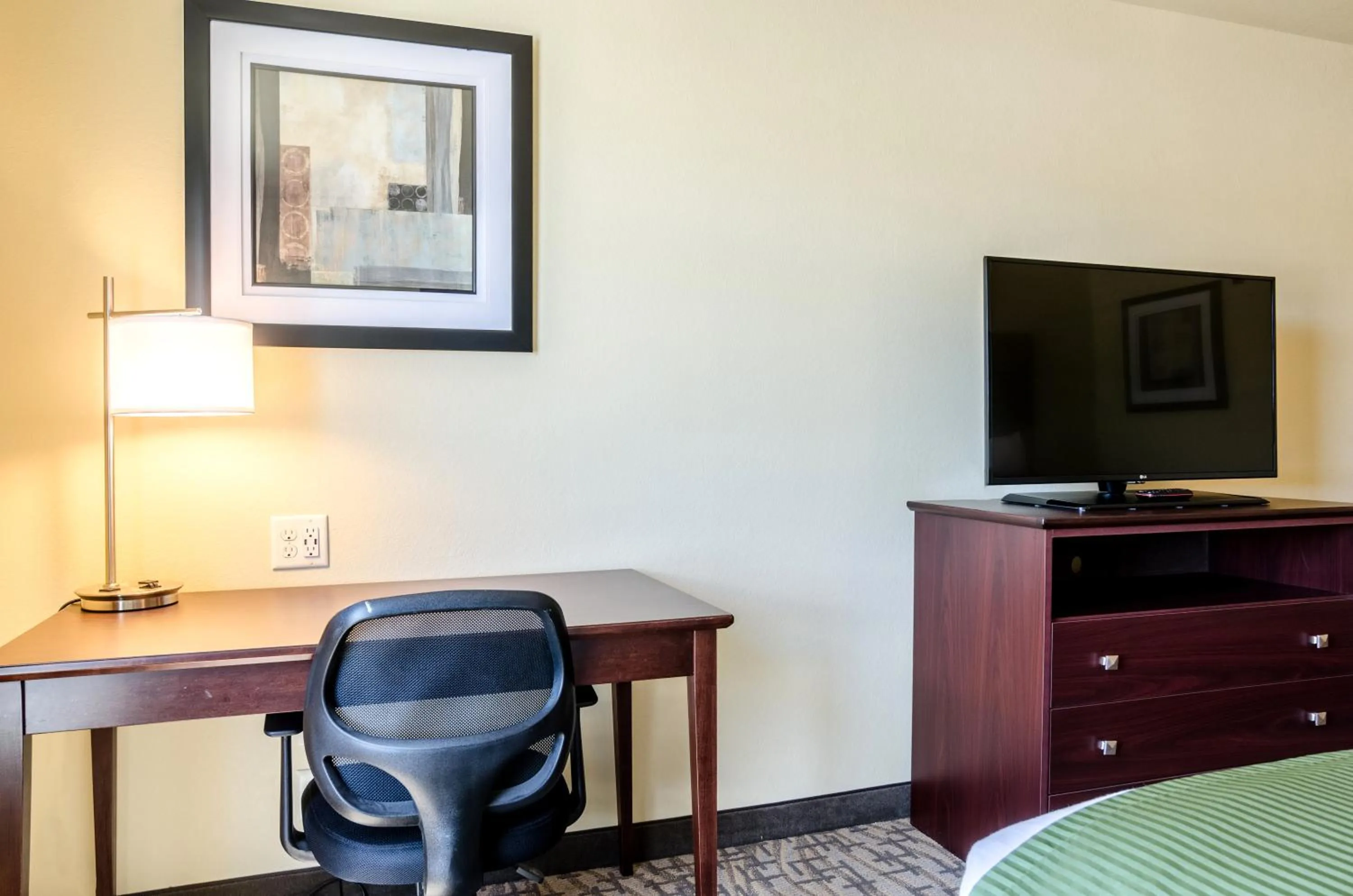 TV and multimedia in Cobblestone Hotel & Suites - Paxton