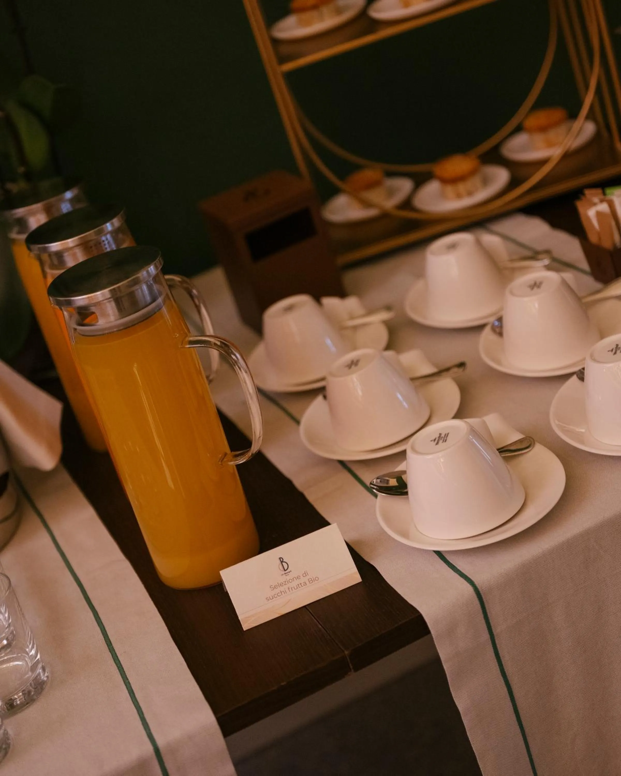 Lounge or bar in De Bonart Naples, Curio Collection By Hilton