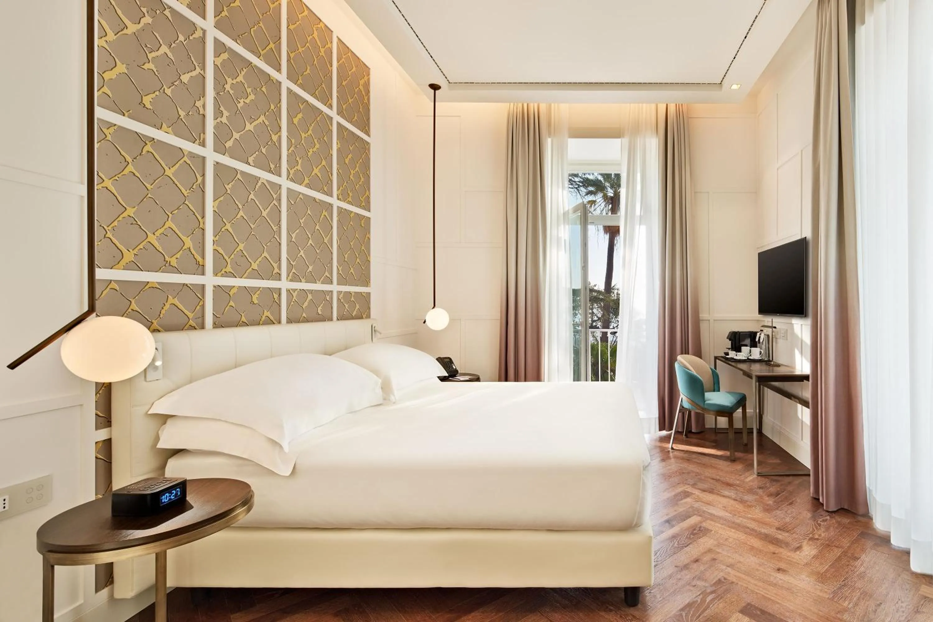 Photo of the whole room, Bed in De Bonart Naples, Curio Collection By Hilton