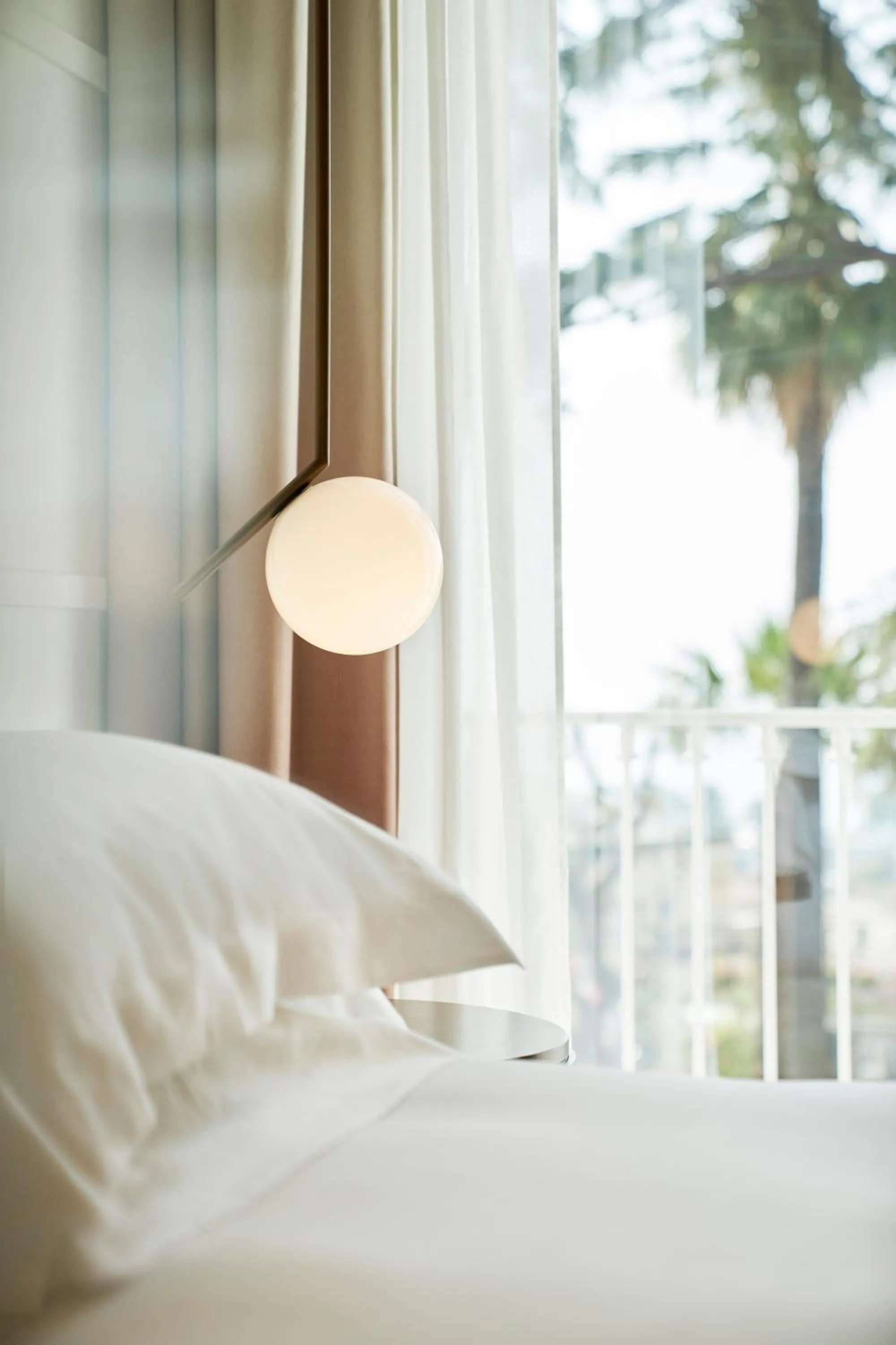 Bedroom, Bed in De Bonart Naples, Curio Collection By Hilton