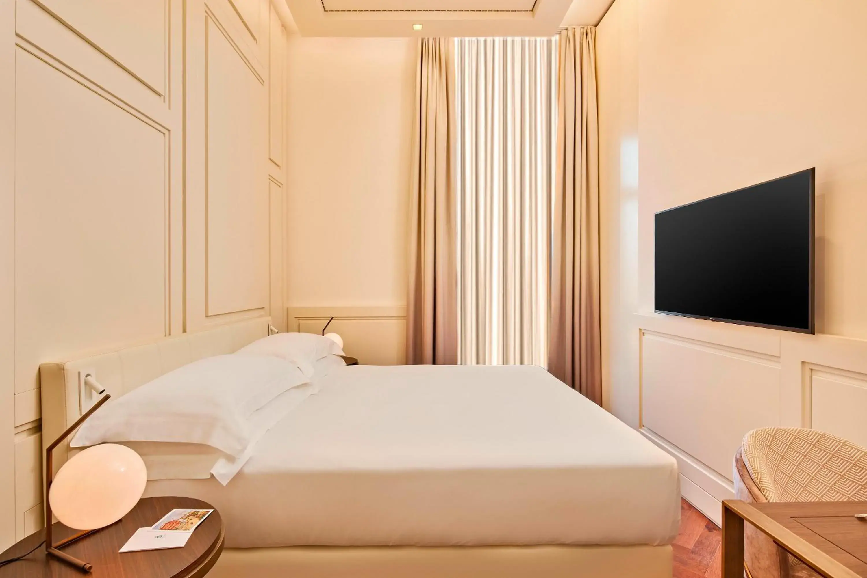 Bedroom, Bed in De Bonart Naples, Curio Collection By Hilton Bedroom, Bed in De Bonart Naples, Curio Collection By Hilton