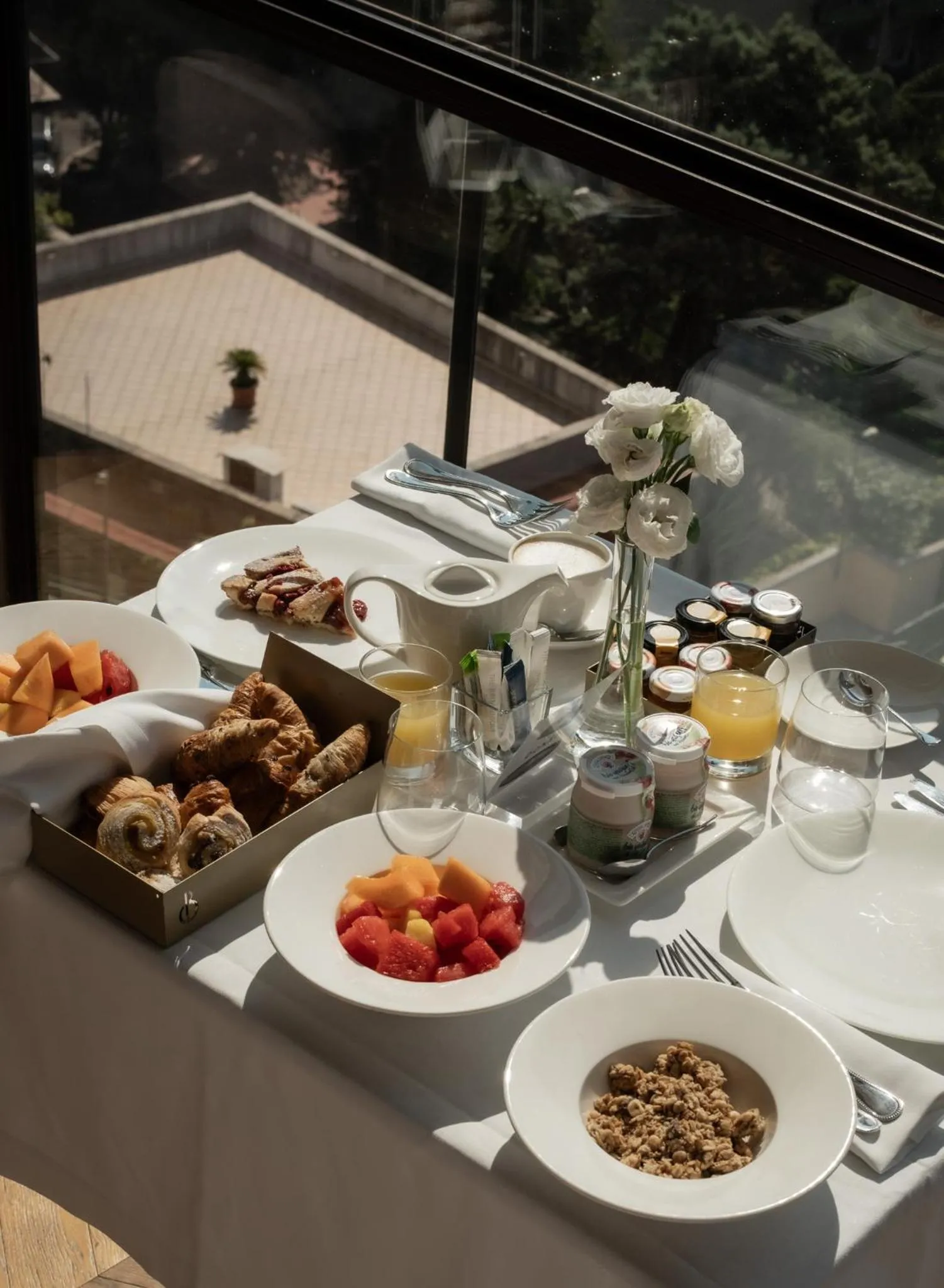 Breakfast in De Bonart Naples, Curio Collection By Hilton