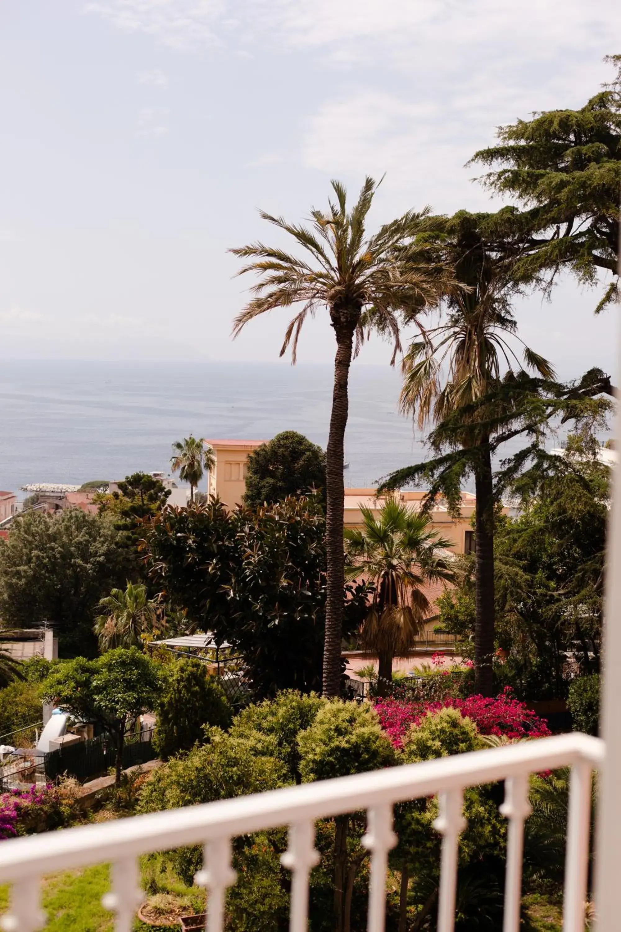 Bedroom in De Bonart Naples, Curio Collection By Hilton Bedroom in De Bonart Naples, Curio Collection By Hilton